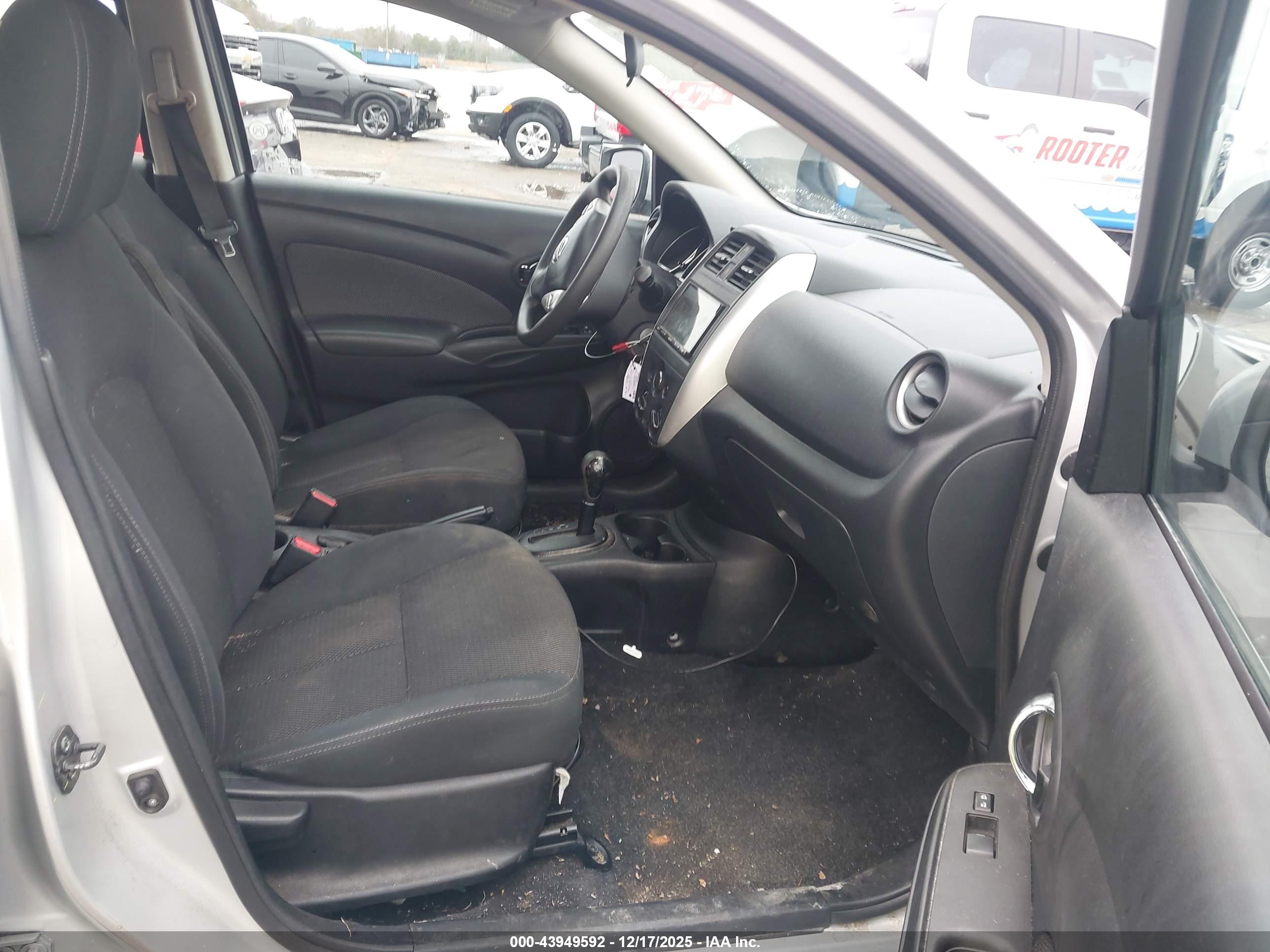 NISSAN VERSA image 5