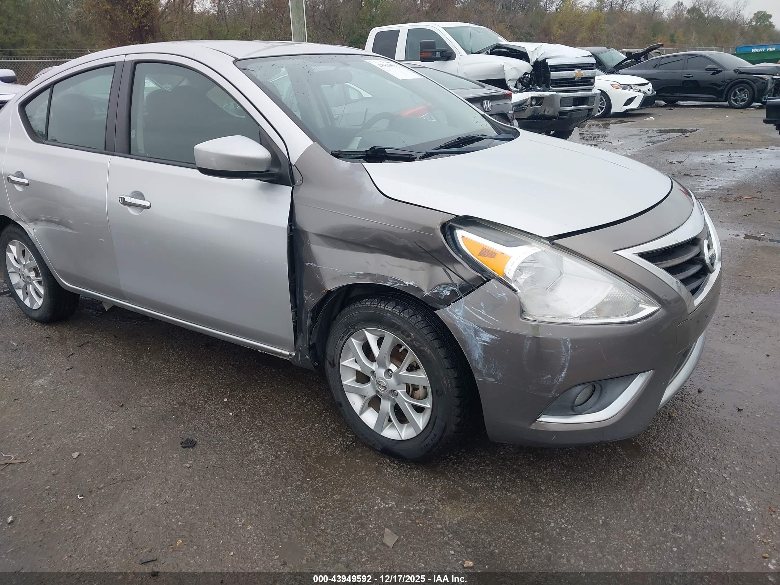 NISSAN VERSA image 6