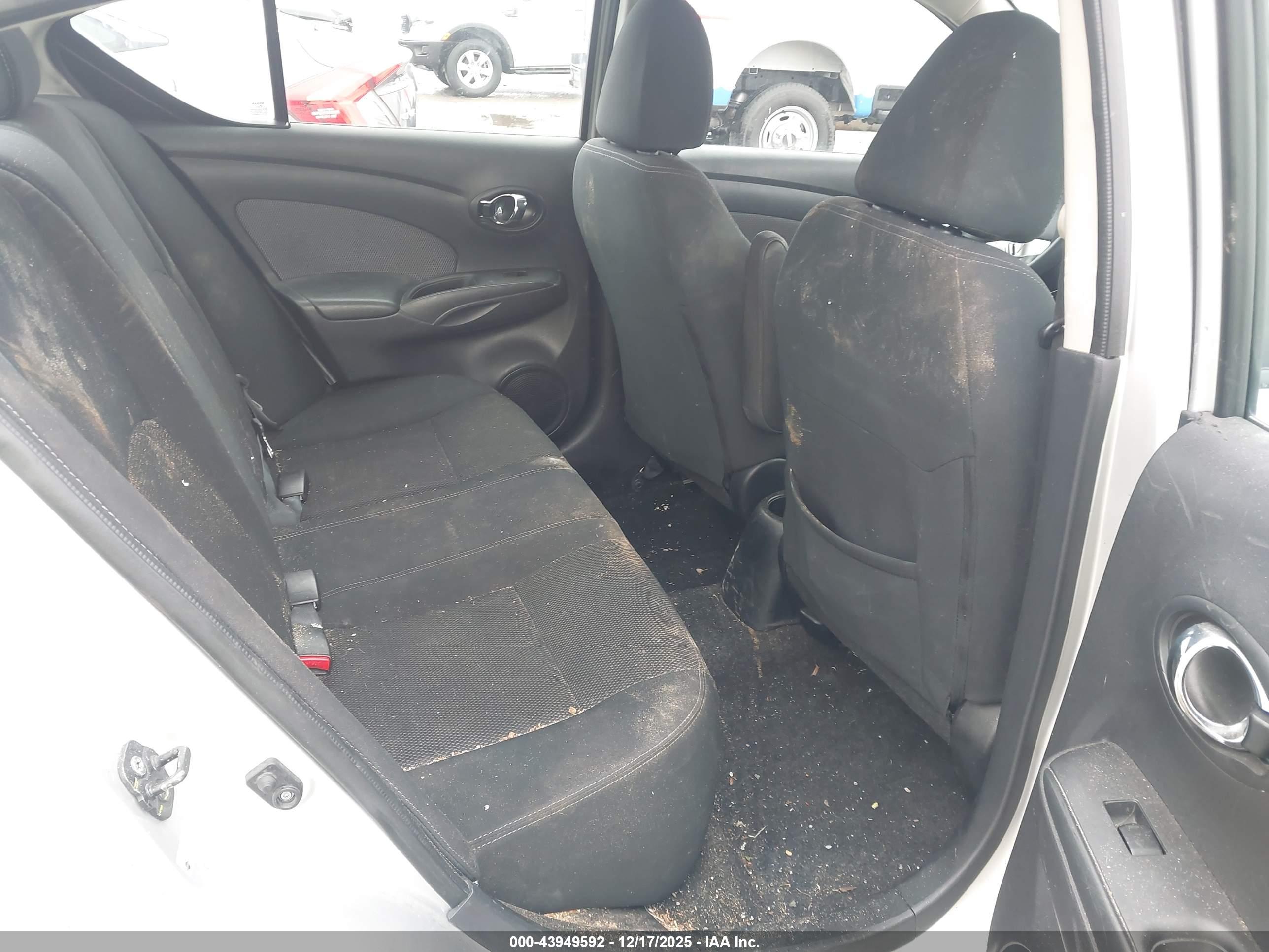 NISSAN VERSA image 8