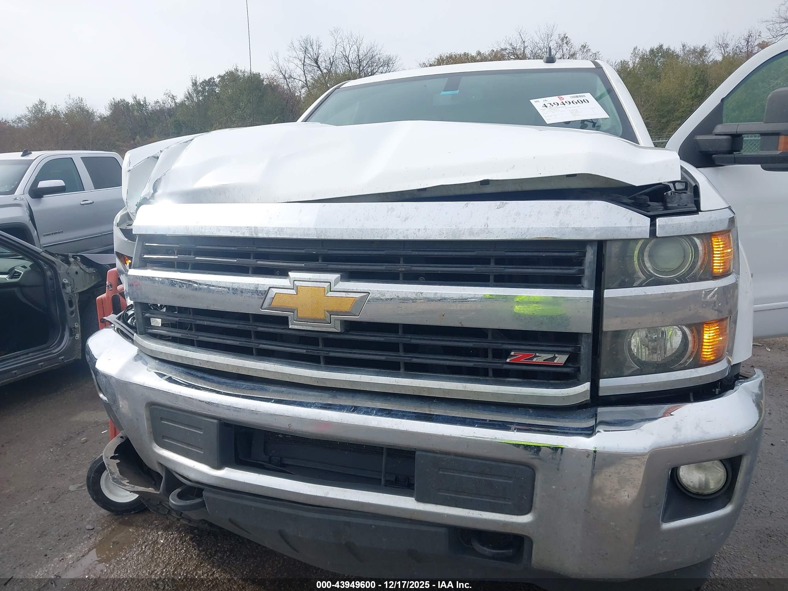 CHEVROLET SILVERADO image 10