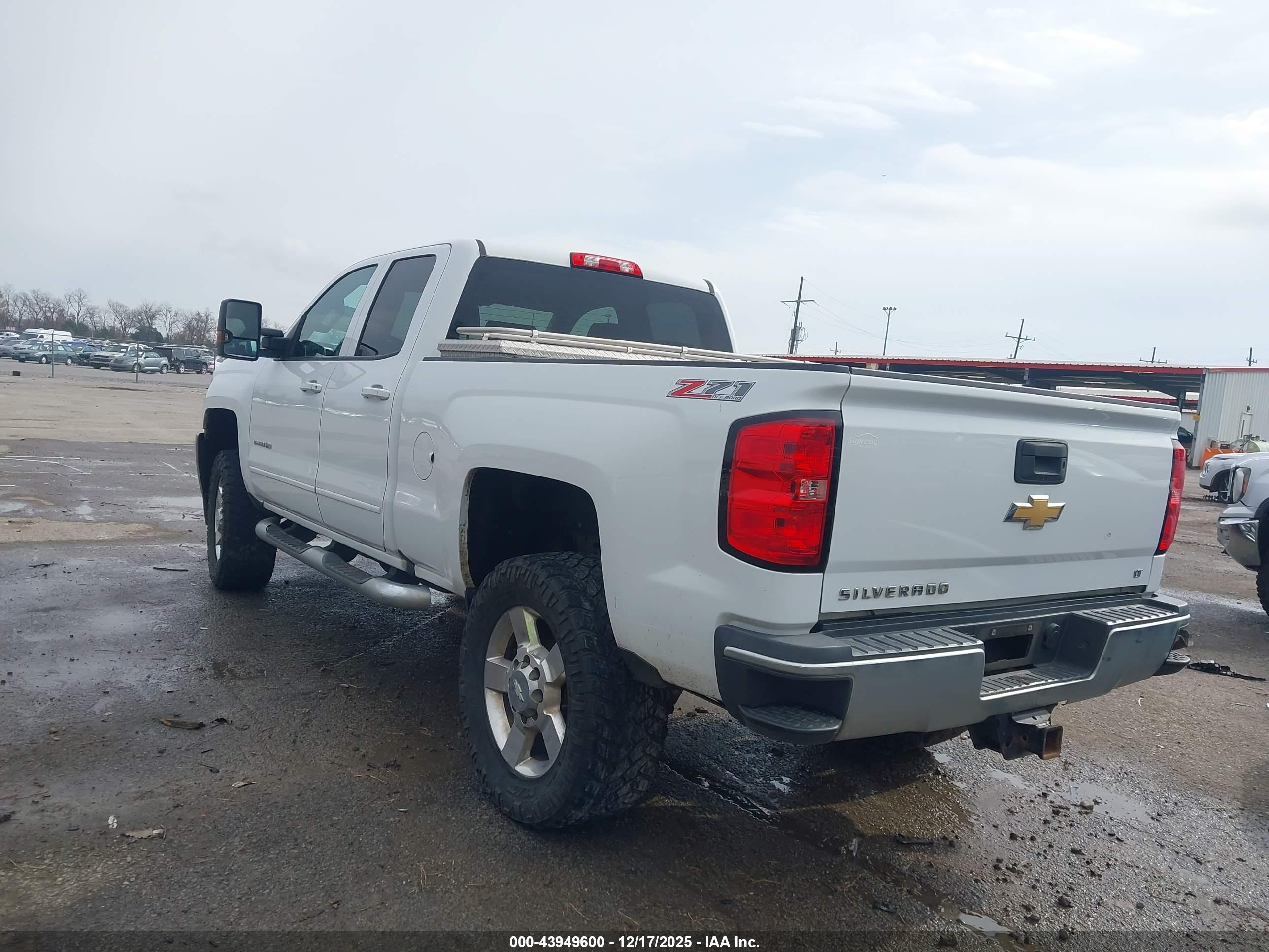 CHEVROLET SILVERADO image 3