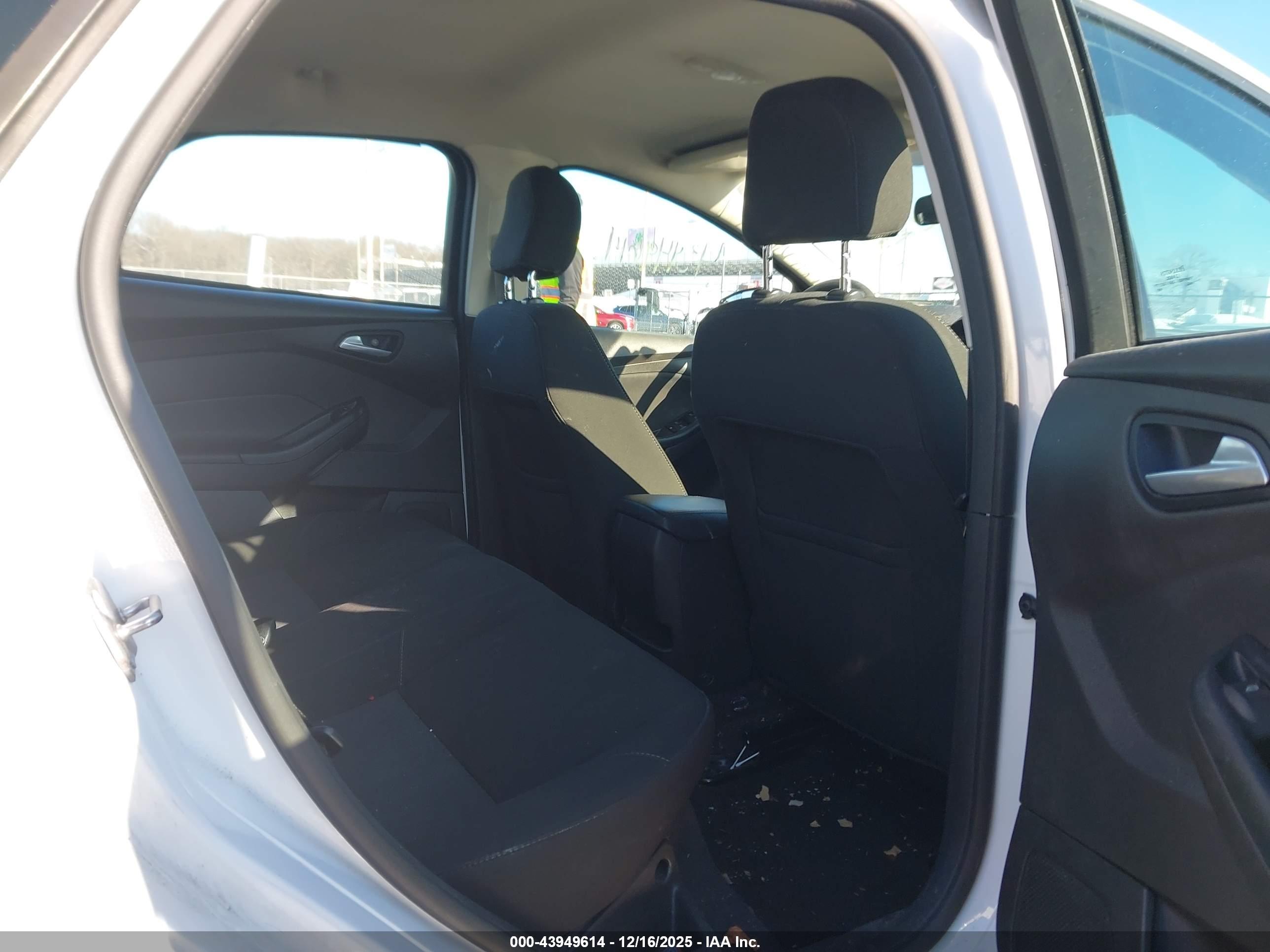 FORD FOCUS image 8