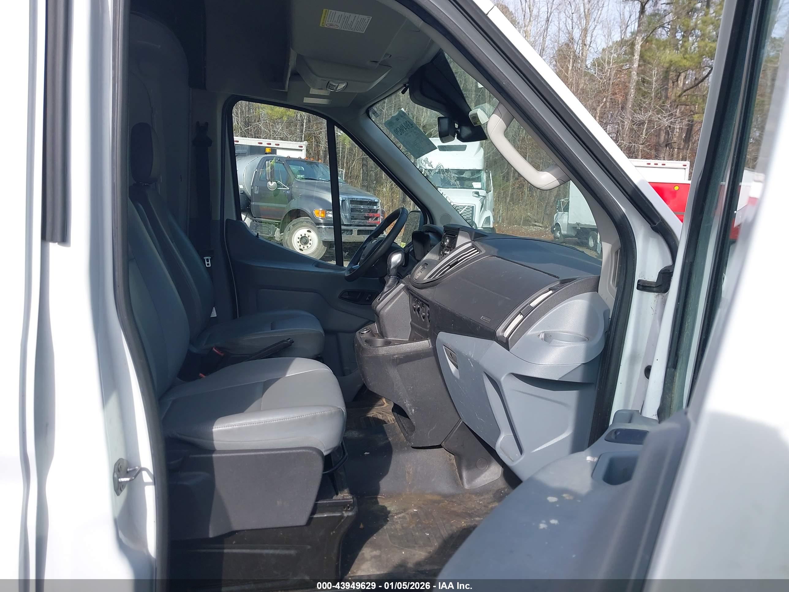 FORD TRANSIT-150 image 5