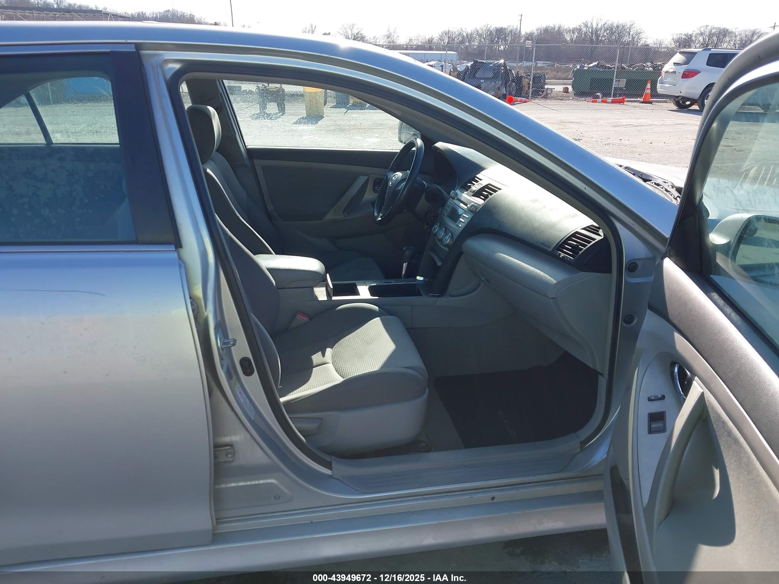 TOYOTA CAMRY image 5