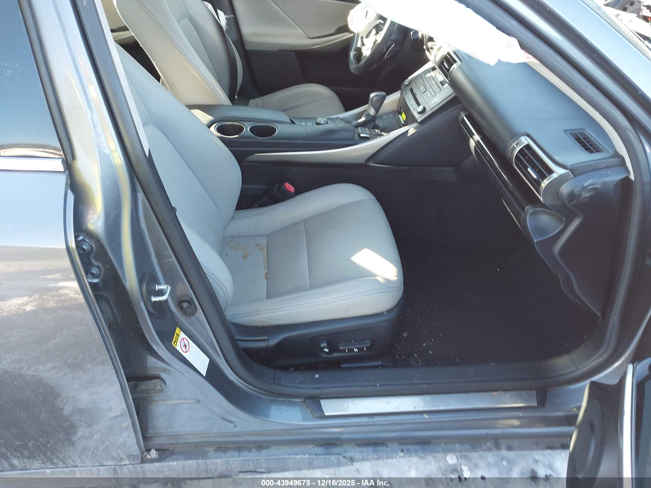 LEXUS IS image 5