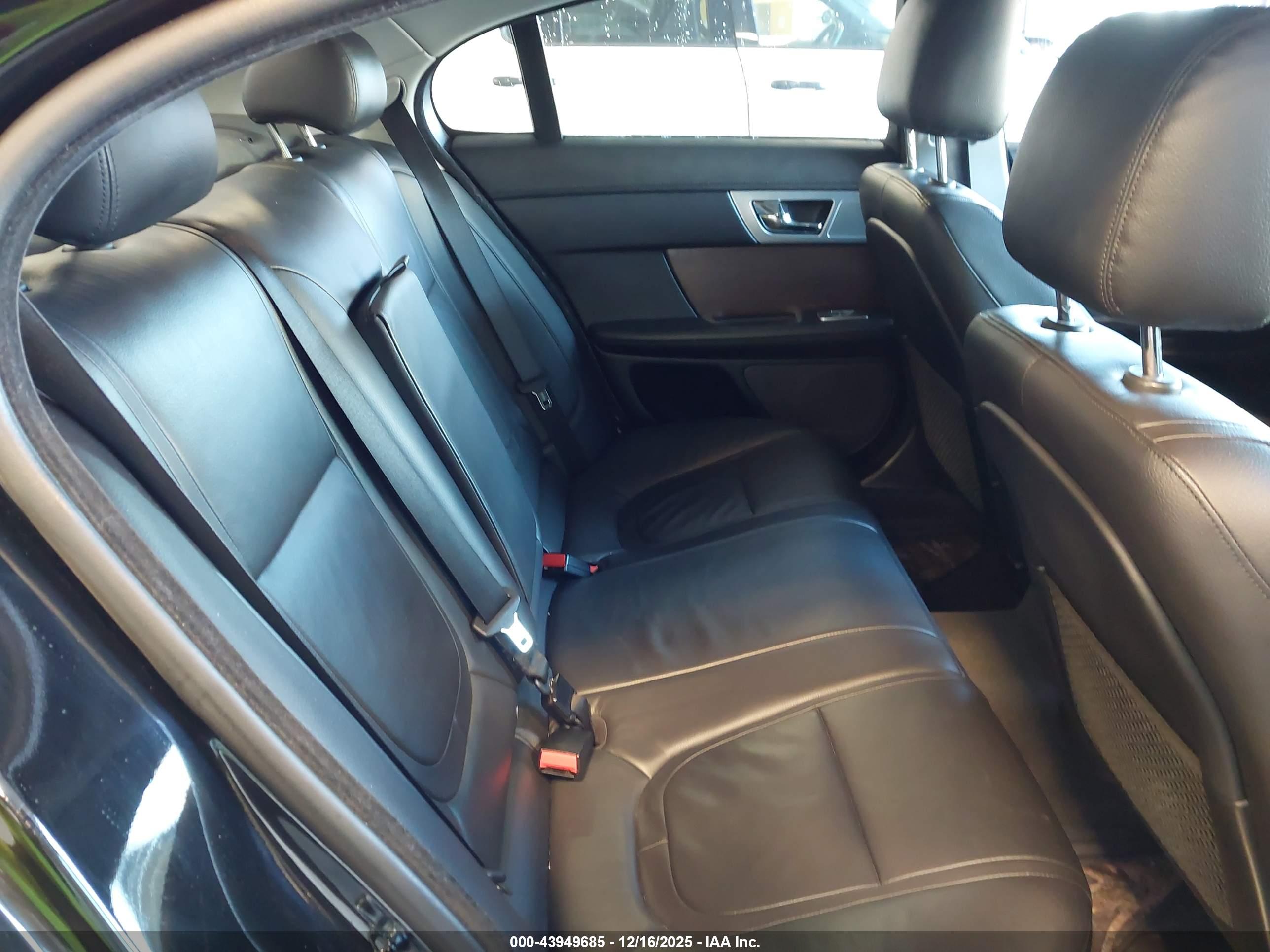 JAGUAR XF image 8