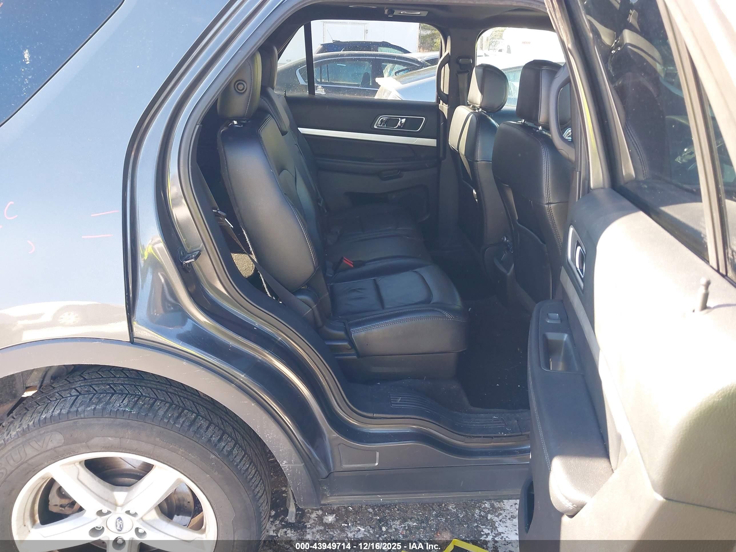 FORD EXPLORER image 8