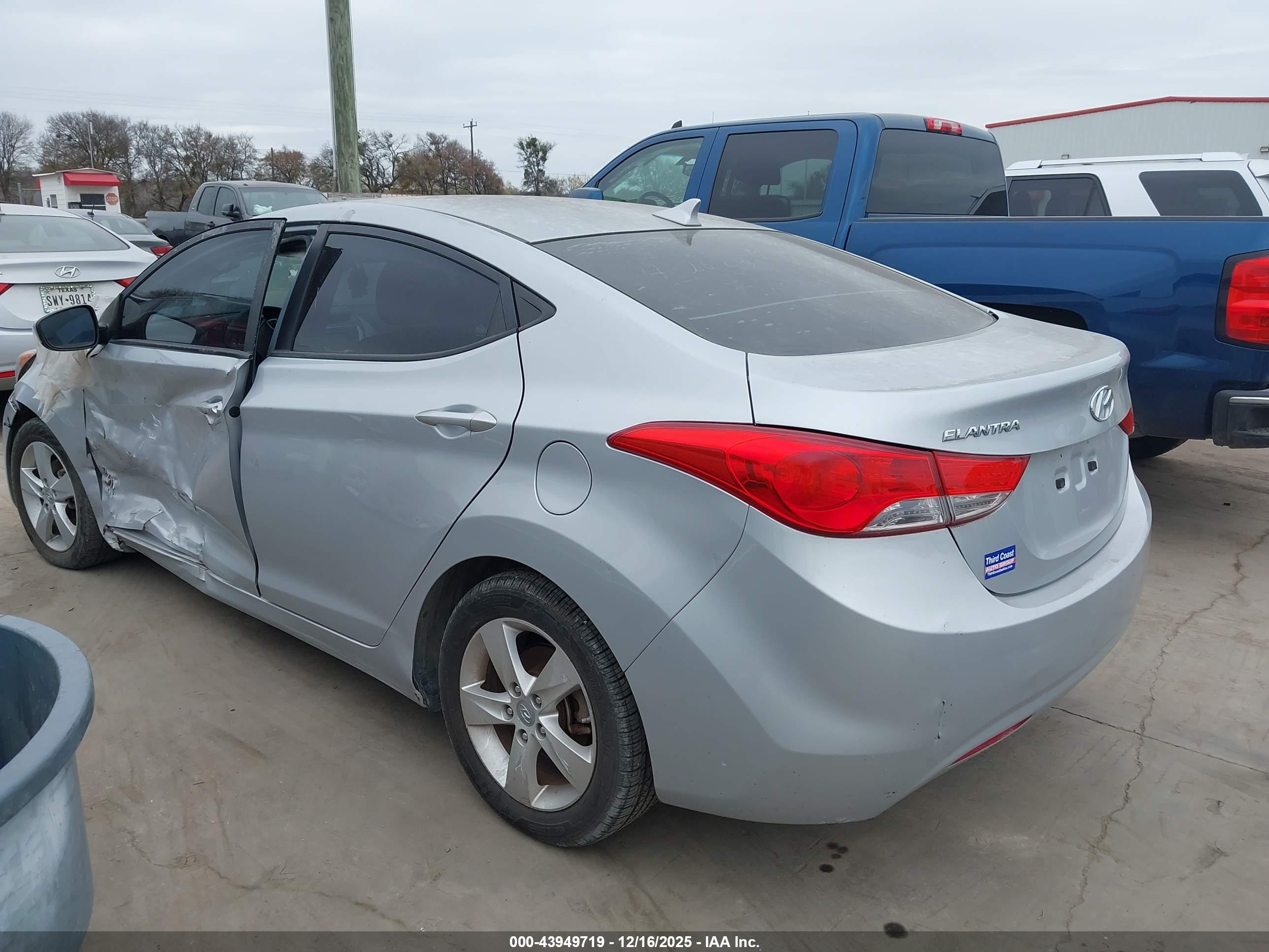 HYUNDAI ELANTRA image 3