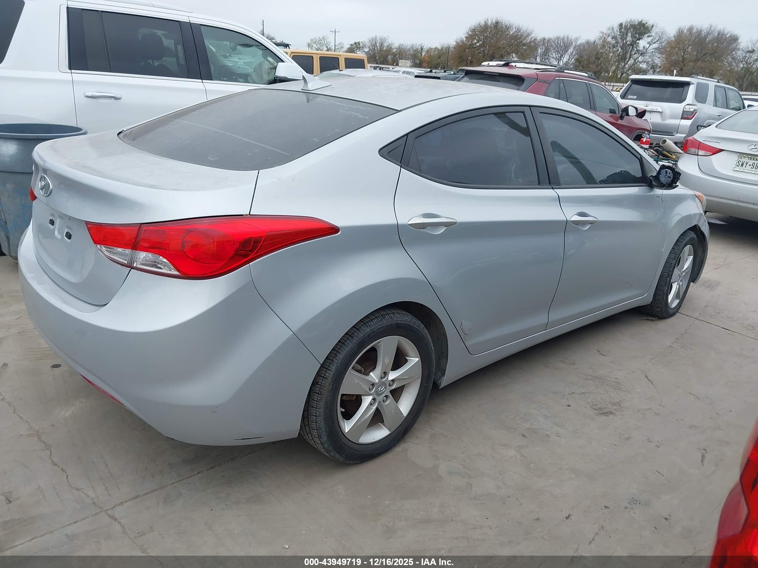 HYUNDAI ELANTRA image 4