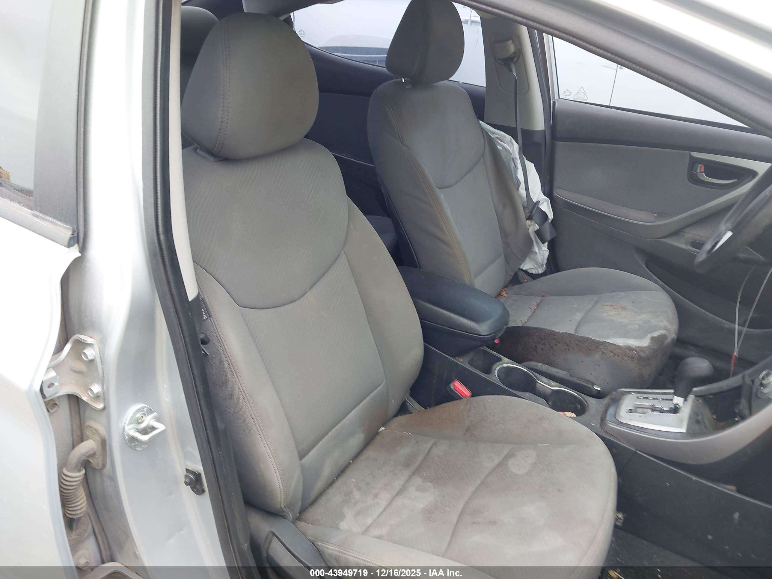 HYUNDAI ELANTRA image 5