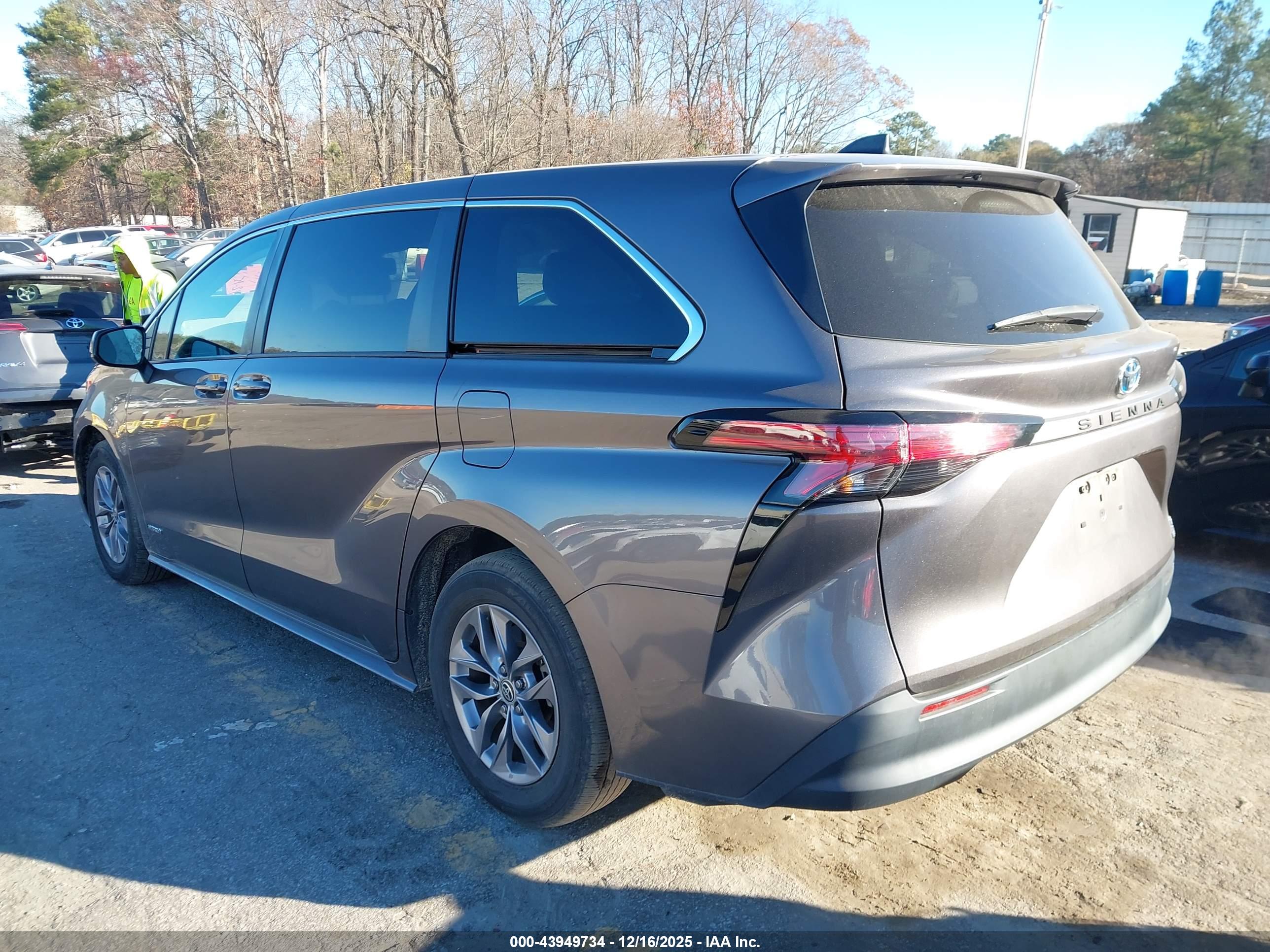TOYOTA SIENNA image 3