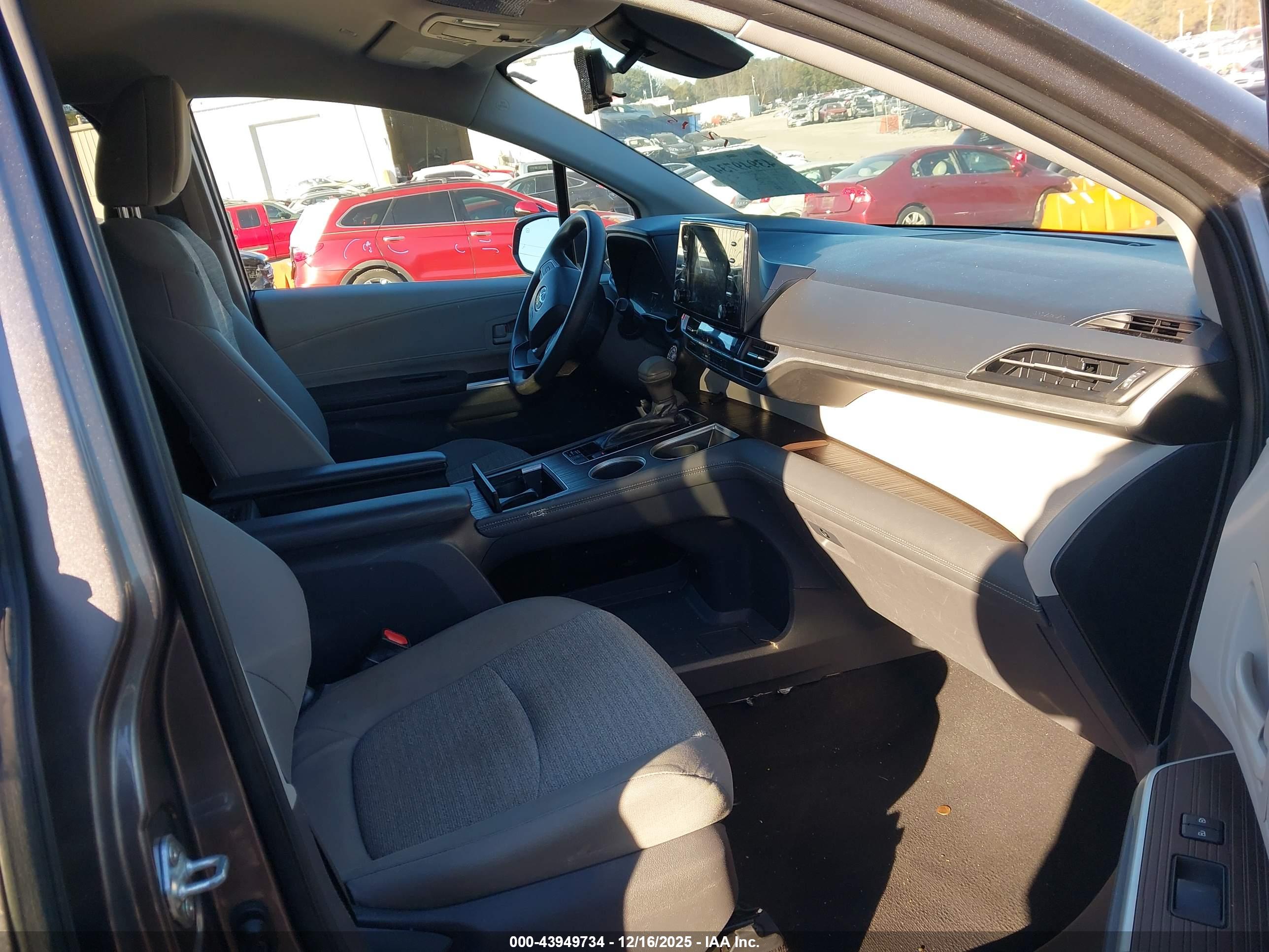 TOYOTA SIENNA image 5