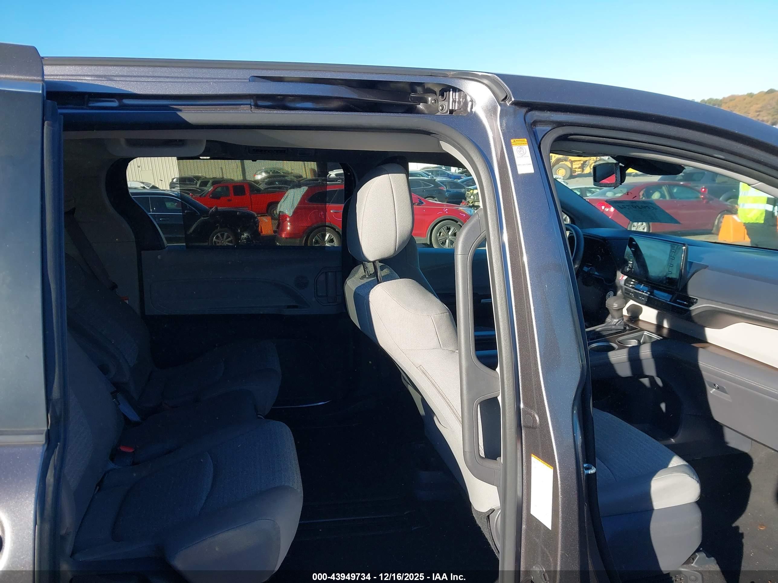 TOYOTA SIENNA image 8
