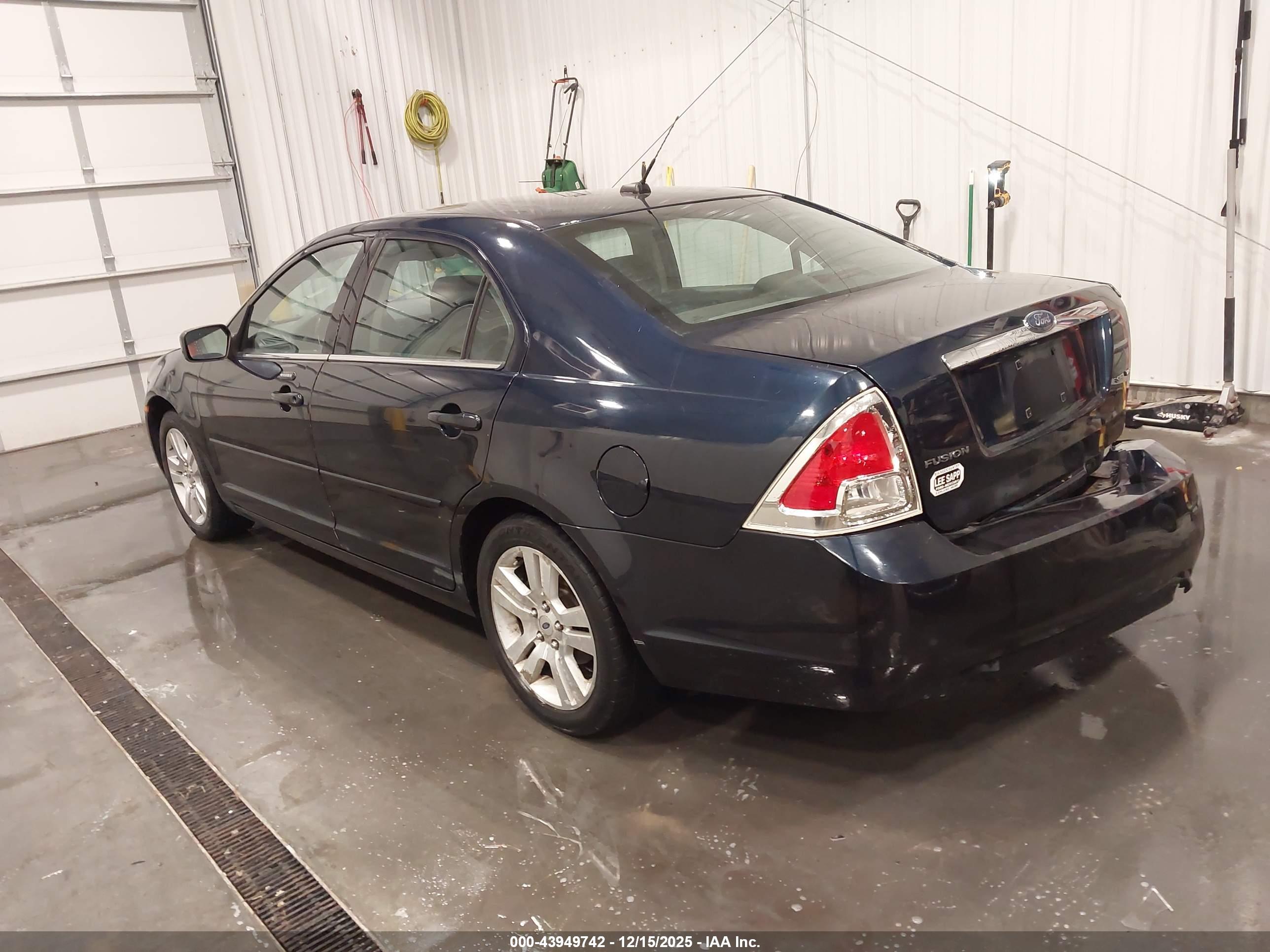 FORD FUSION image 3