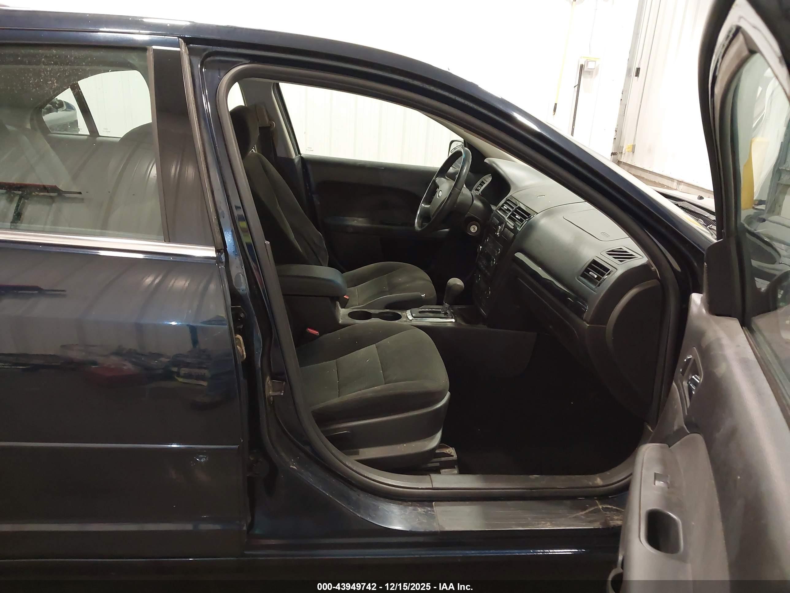 FORD FUSION image 5