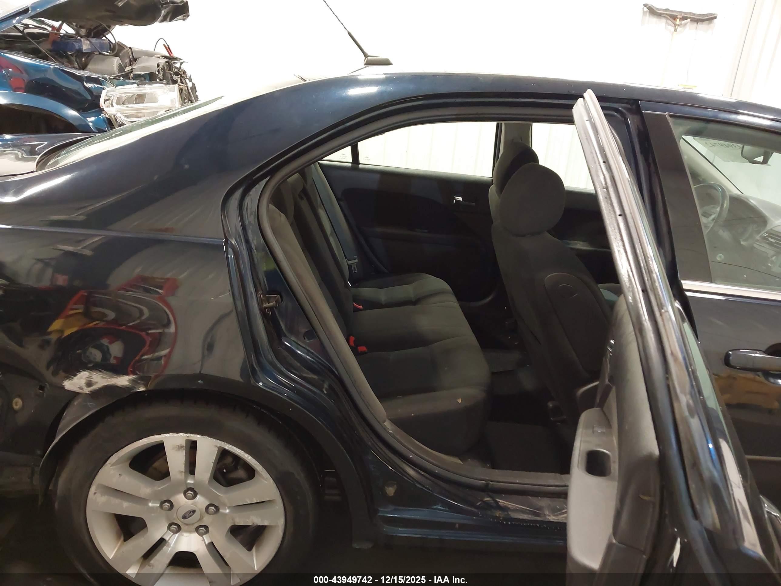 FORD FUSION image 8
