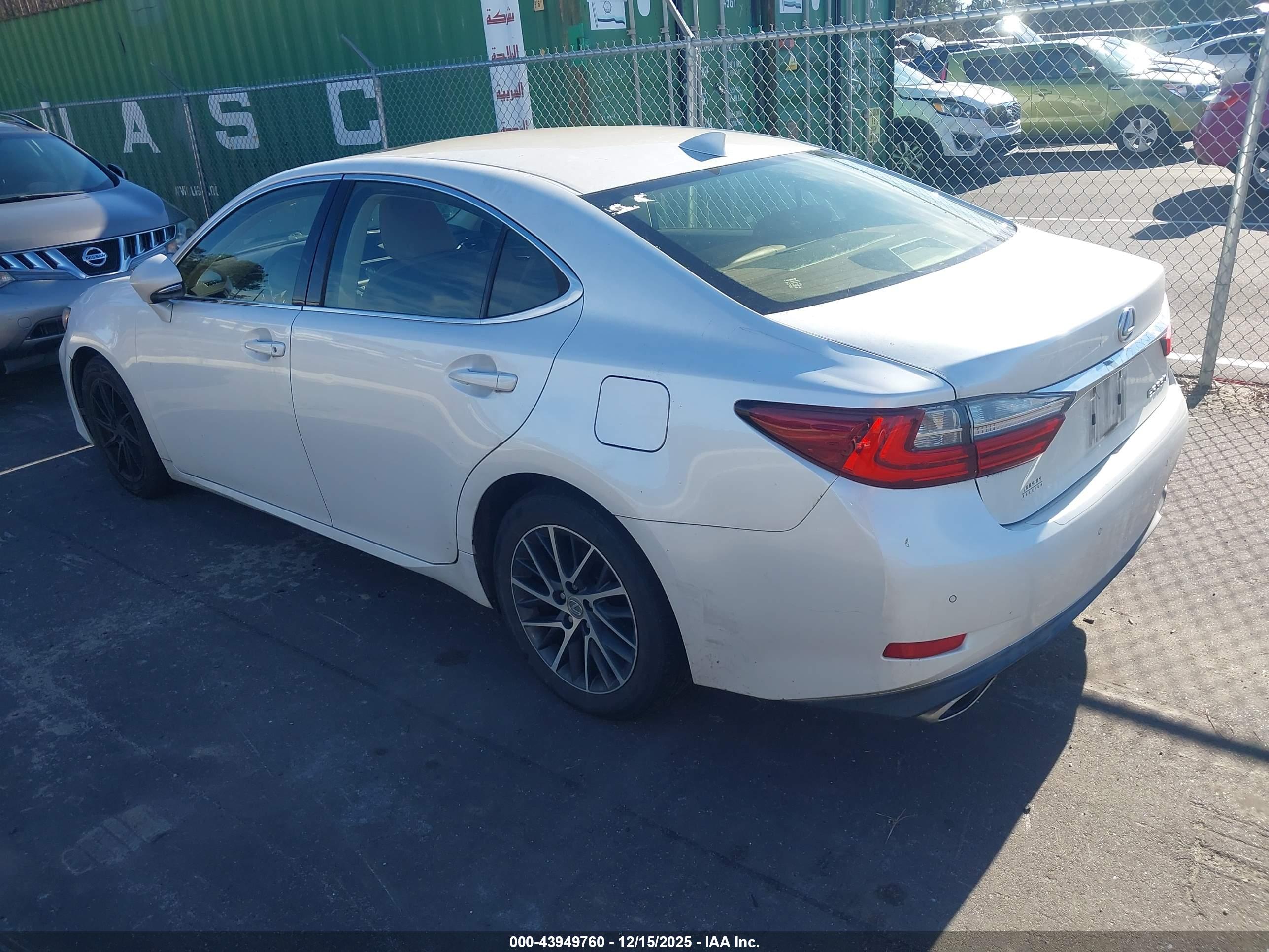 LEXUS ES image 3