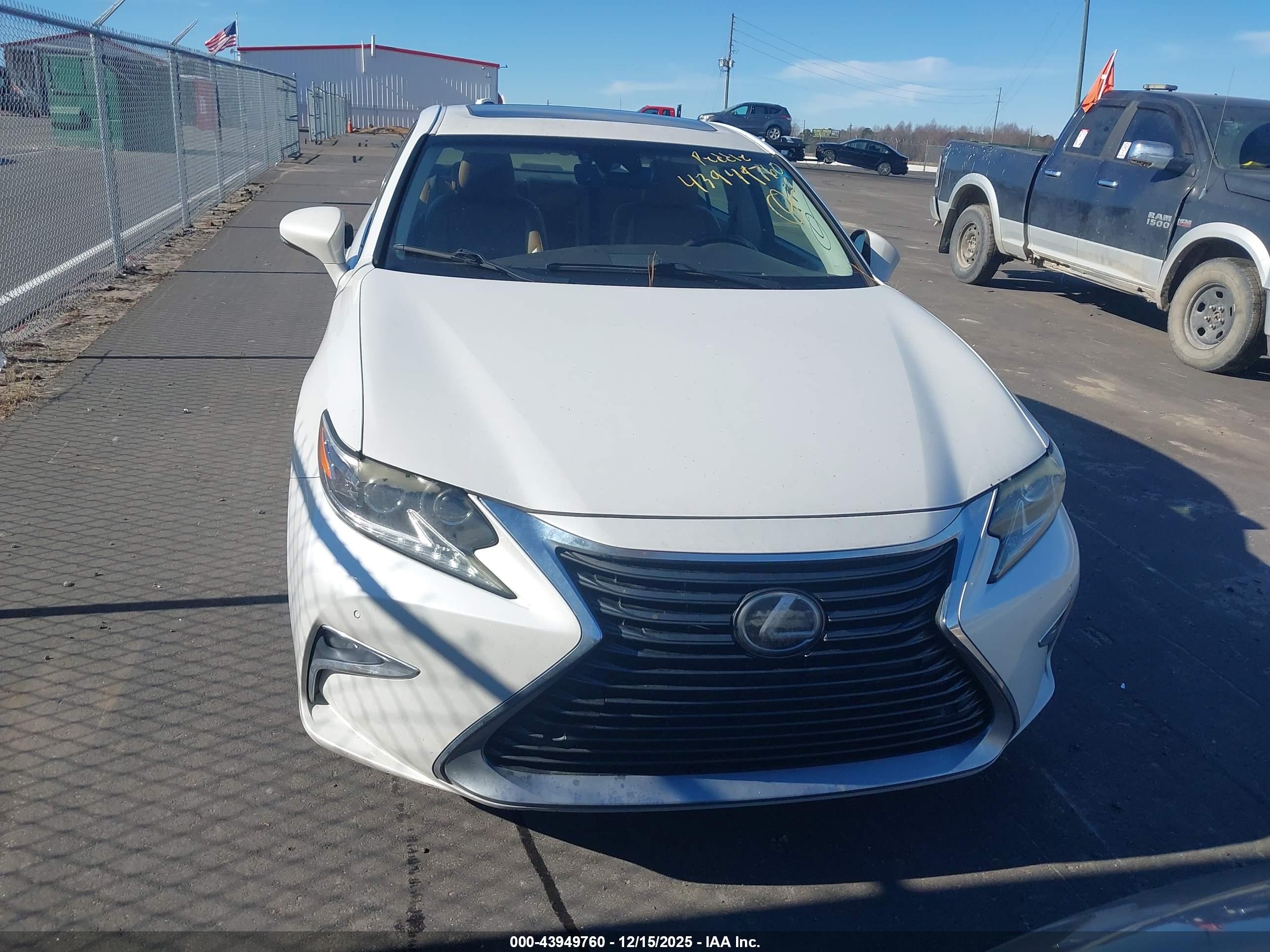 LEXUS ES image 6
