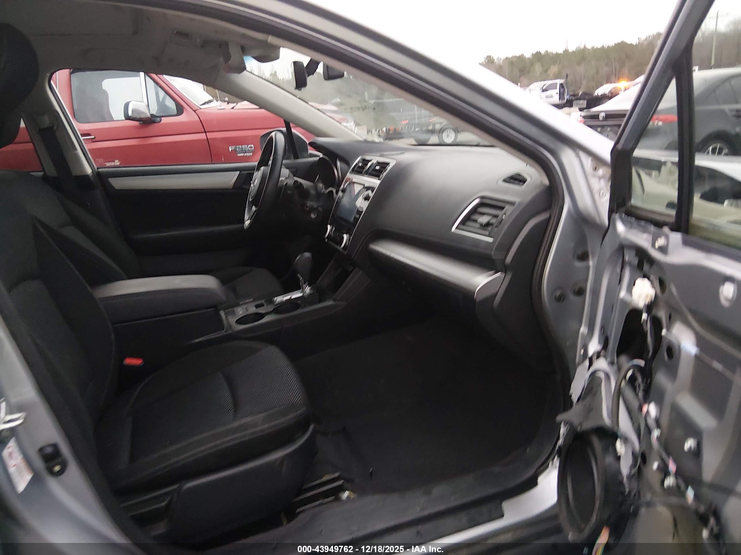 SUBARU OUTBACK image 5