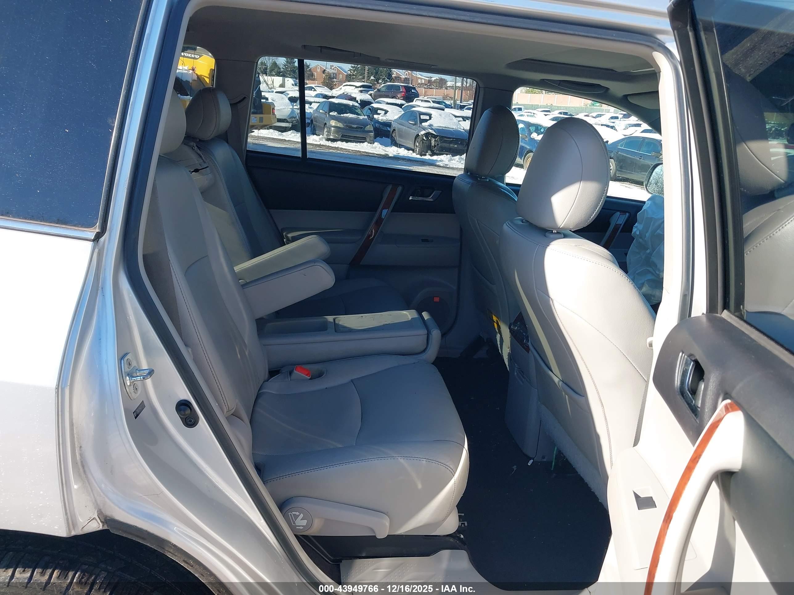 TOYOTA HIGHLANDER image 8