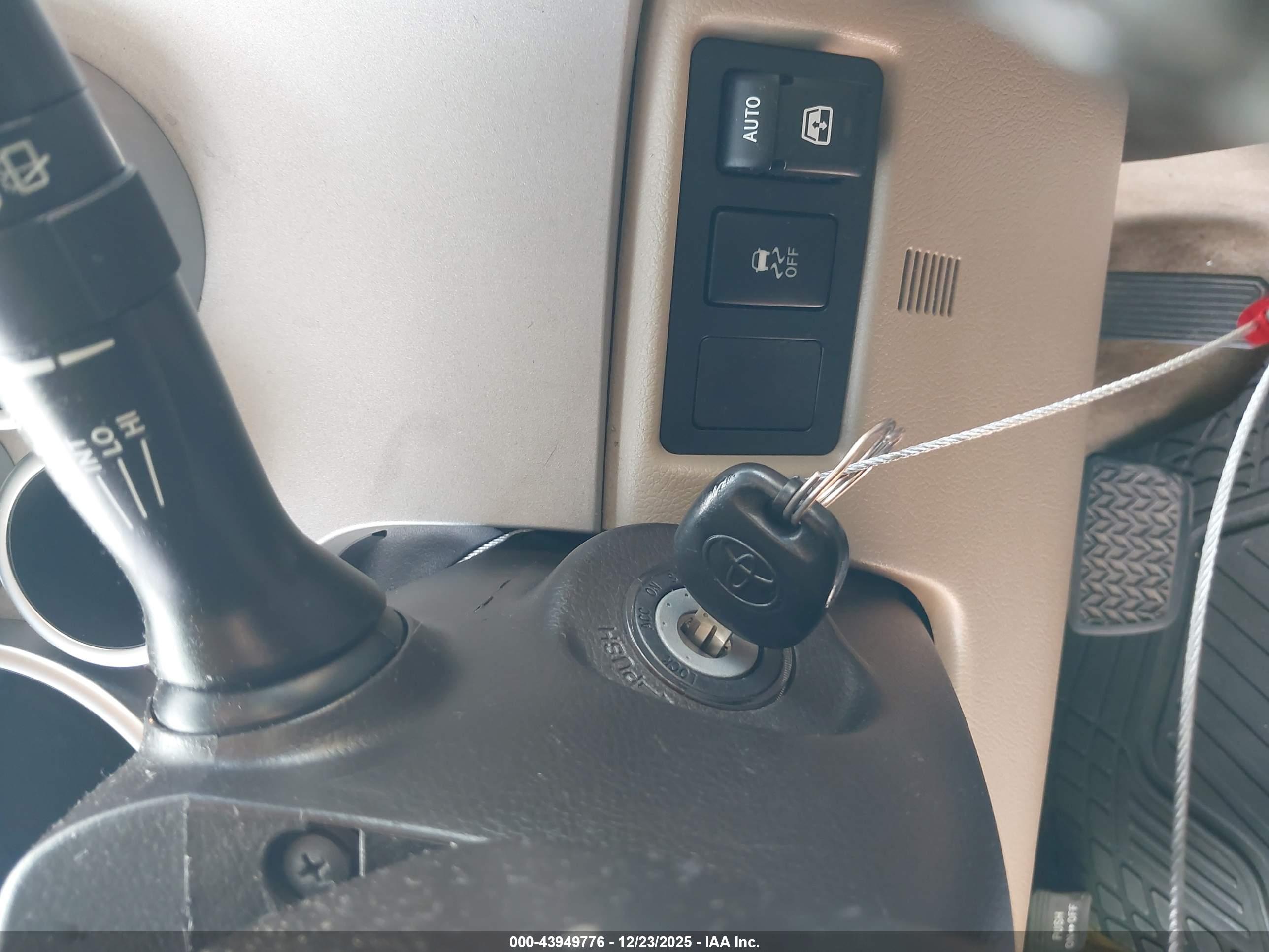 TOYOTA SEQUOIA image 11