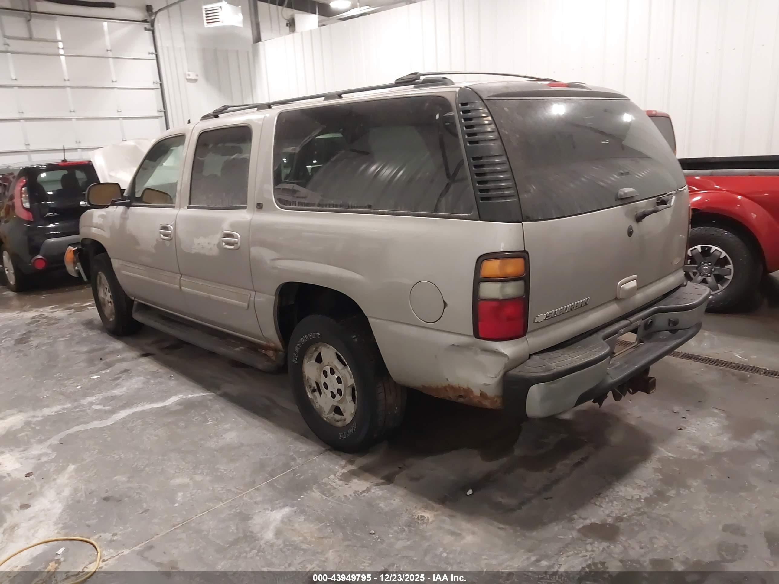 CHEVROLET SUBURBAN image 3