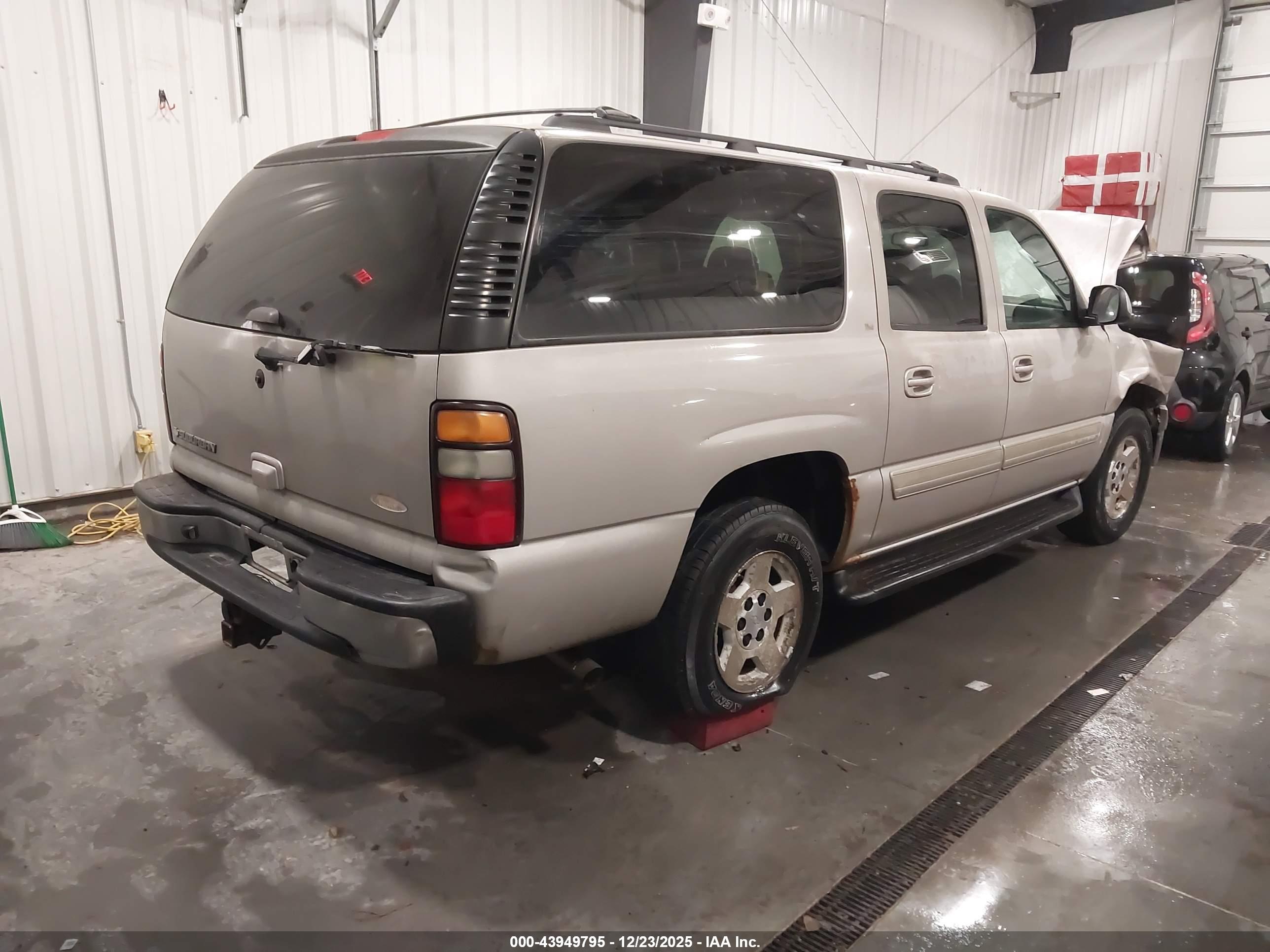 CHEVROLET SUBURBAN image 4