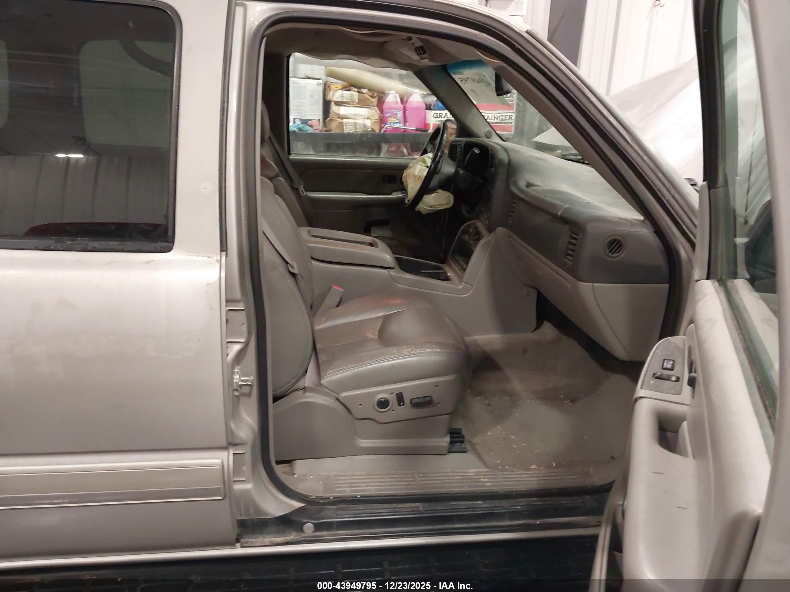 CHEVROLET SUBURBAN image 5