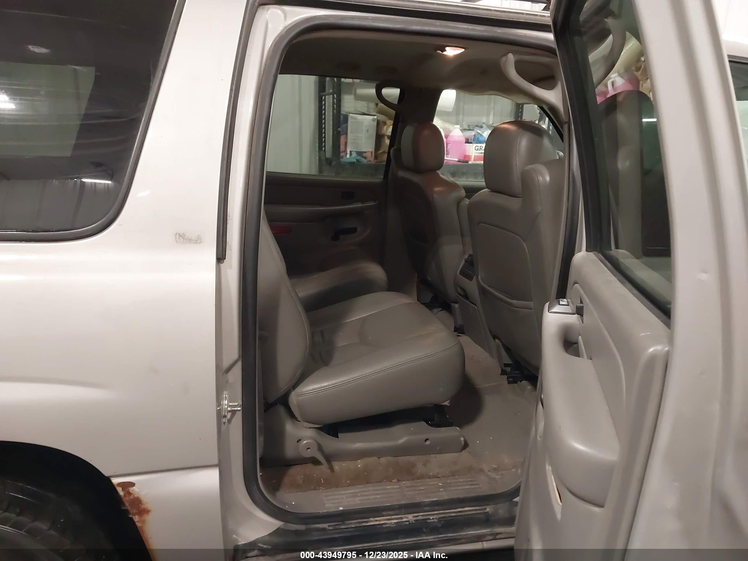 CHEVROLET SUBURBAN image 8