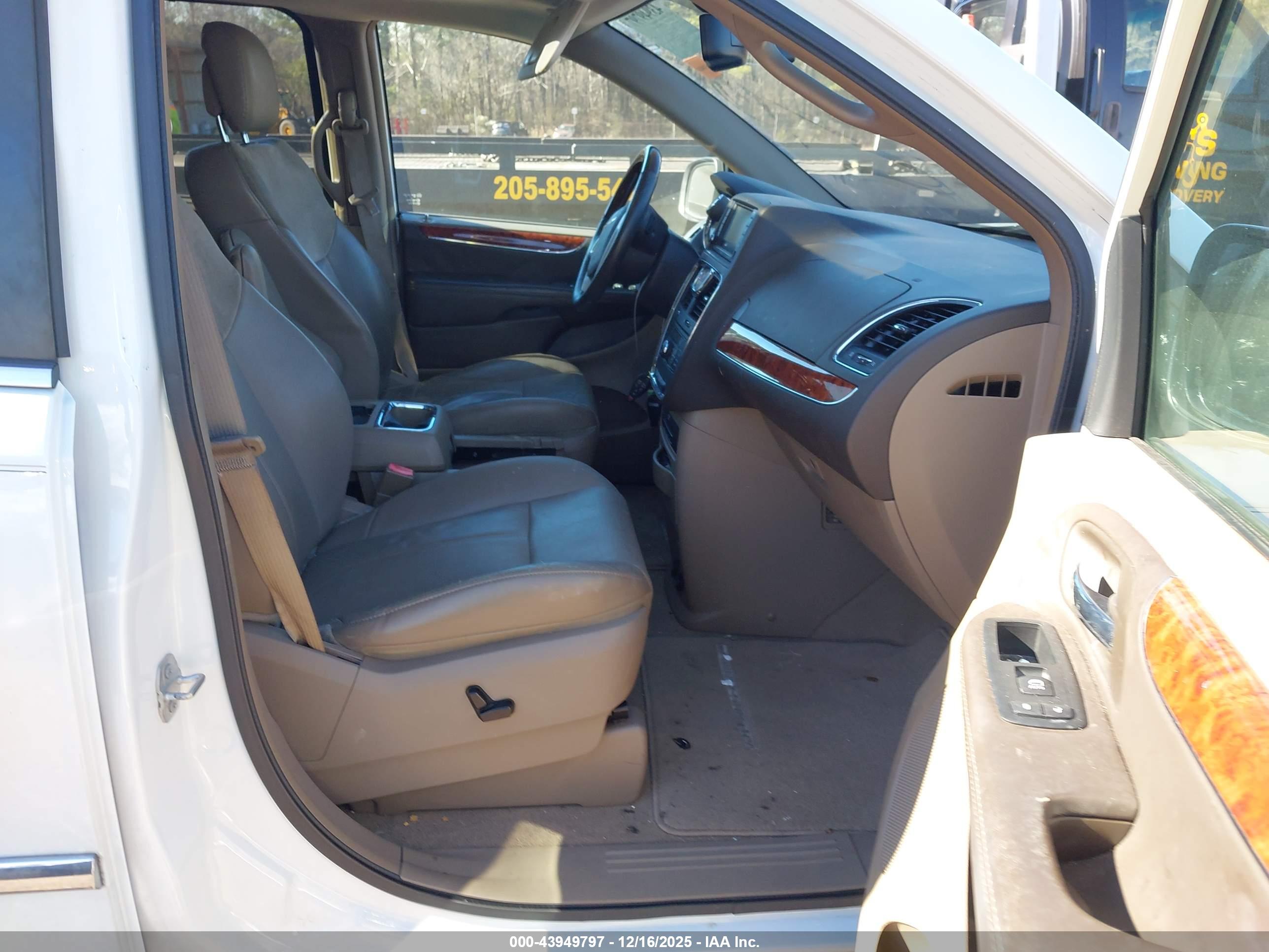 CHRYSLER TOWN image 5