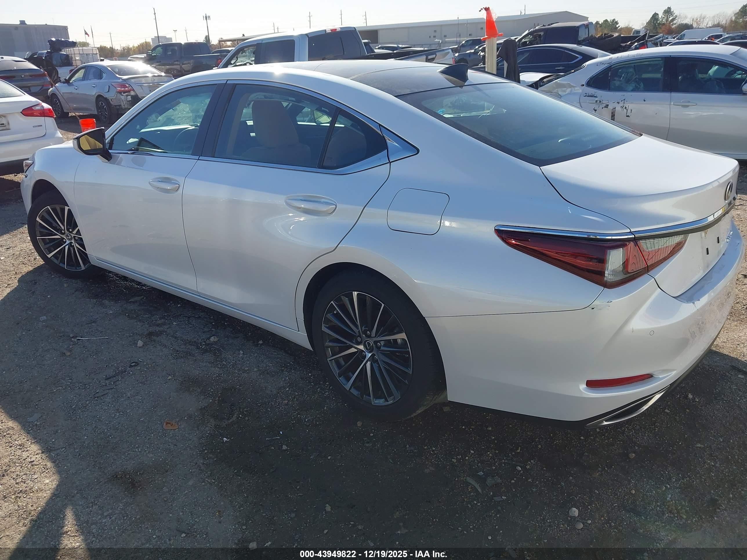 LEXUS ES image 3