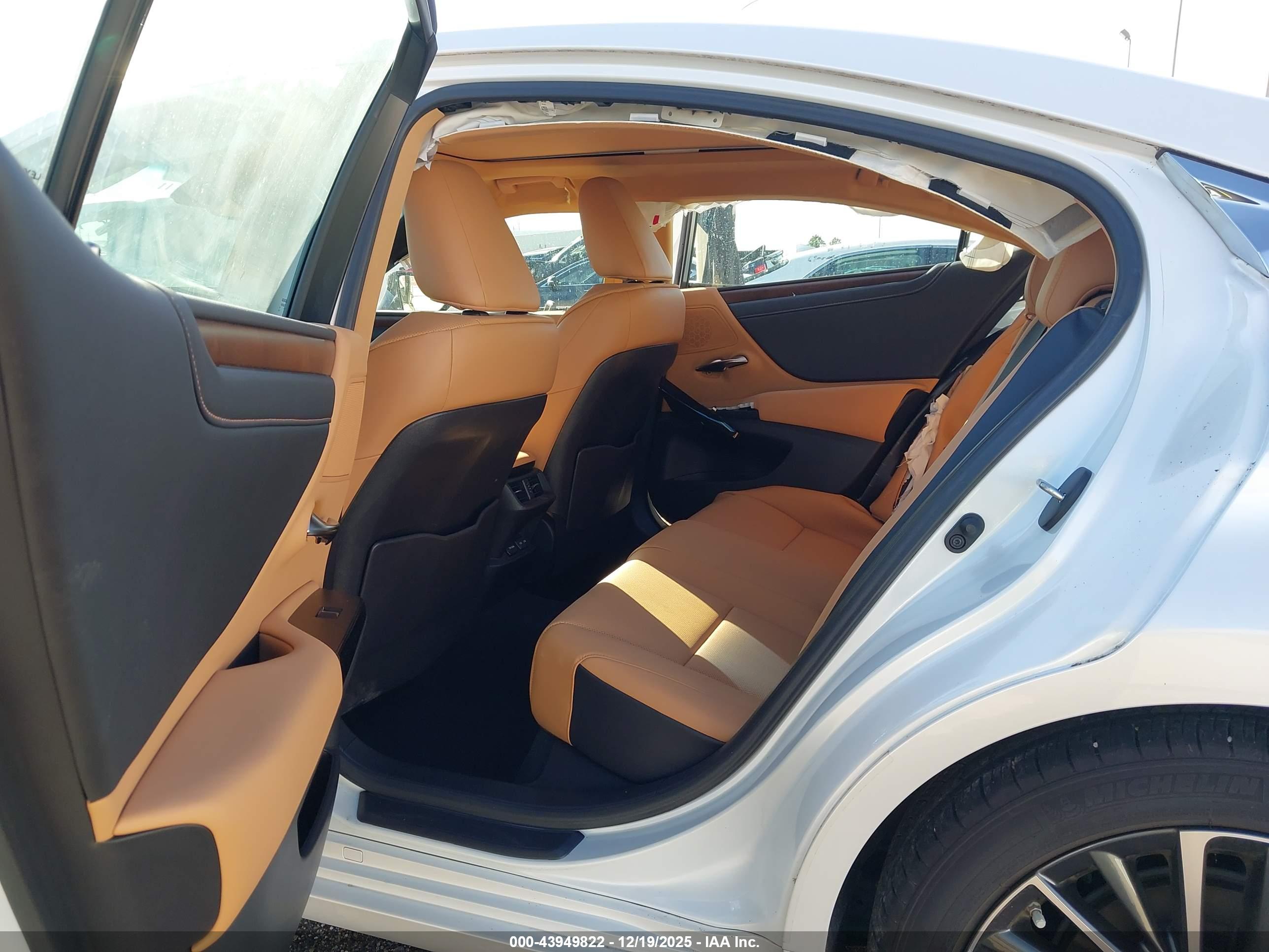 LEXUS ES image 8