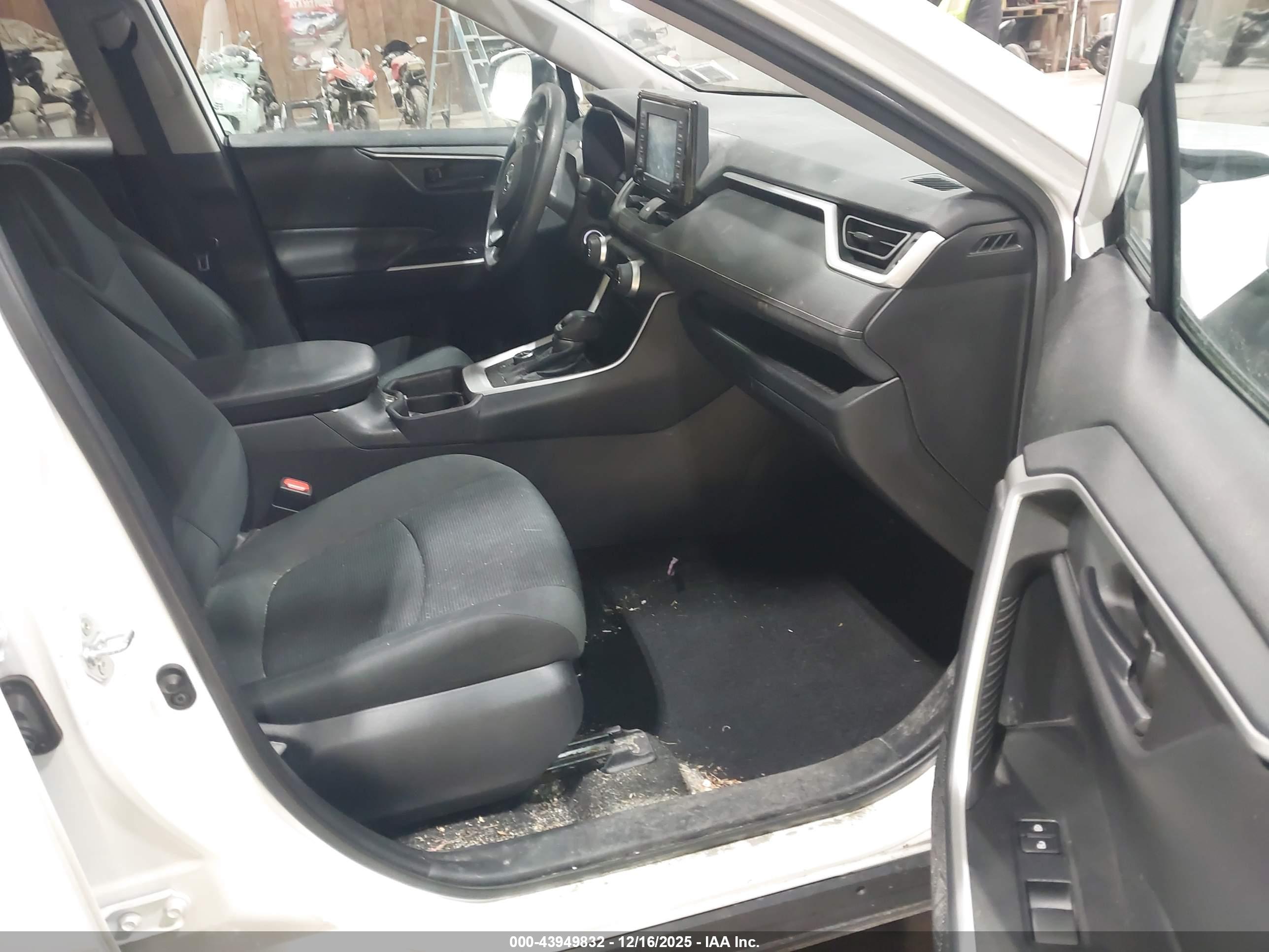 TOYOTA RAV4 image 5