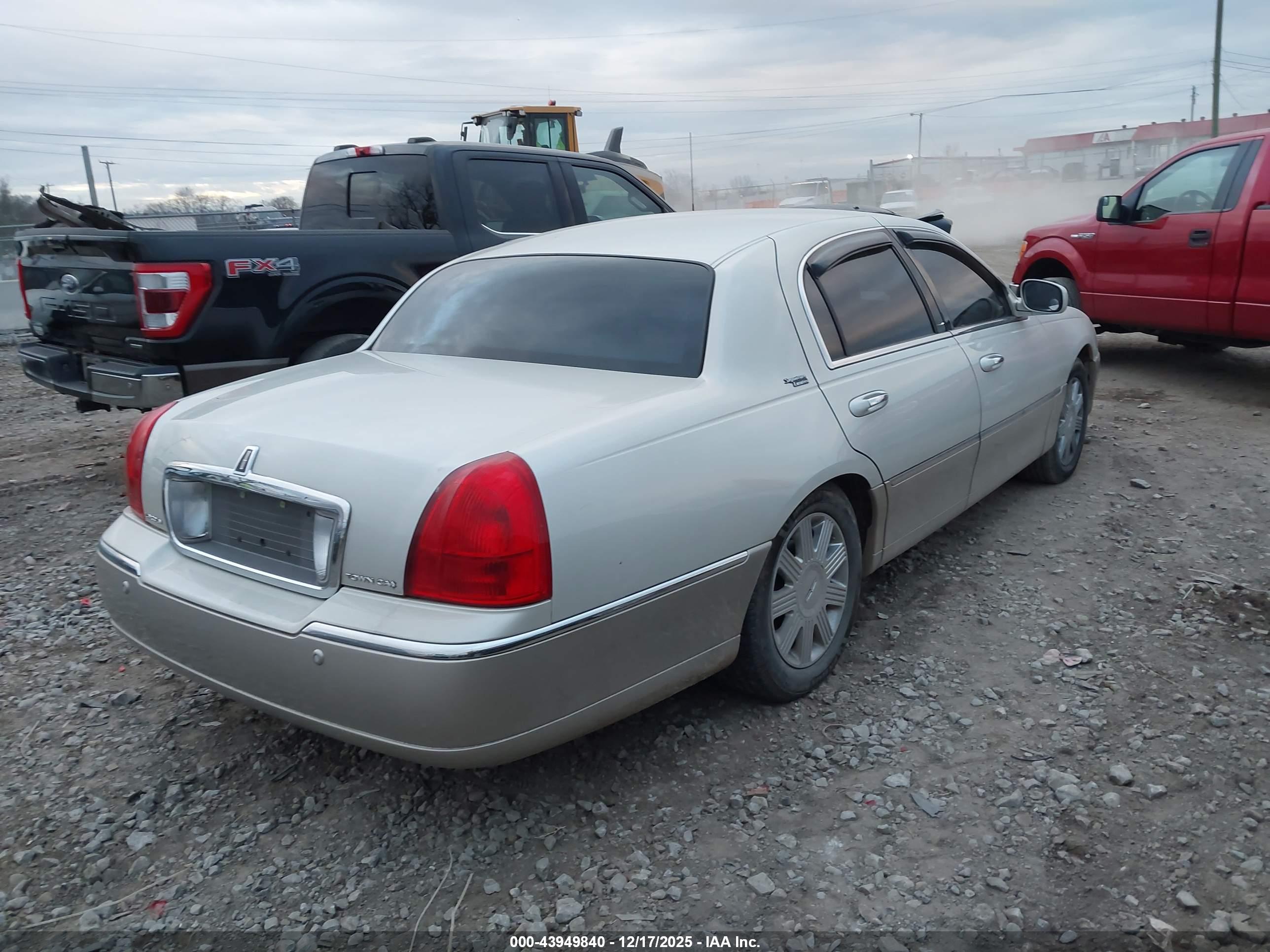 LINCOLN TOWN image 4
