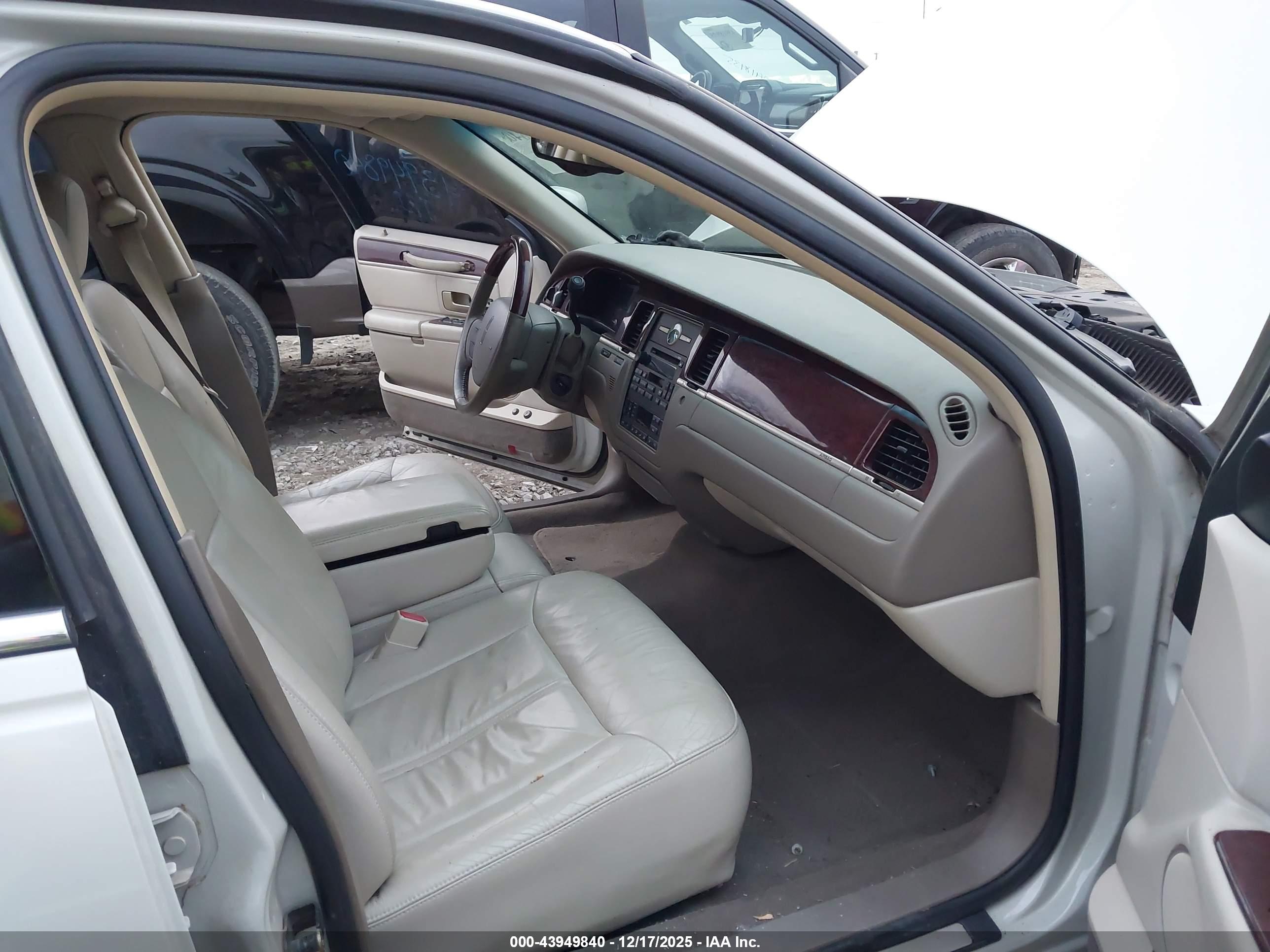 LINCOLN TOWN image 5