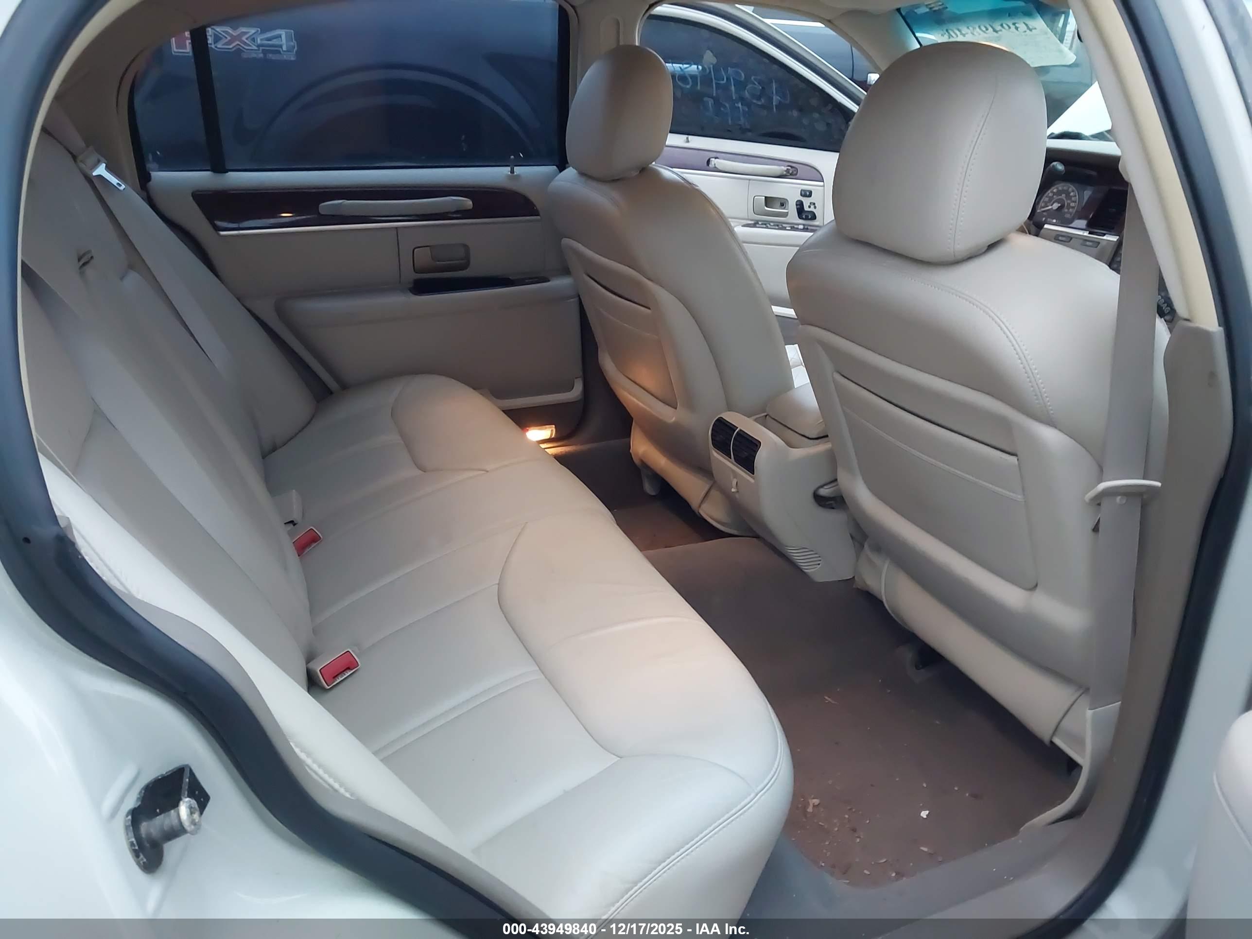 LINCOLN TOWN image 8