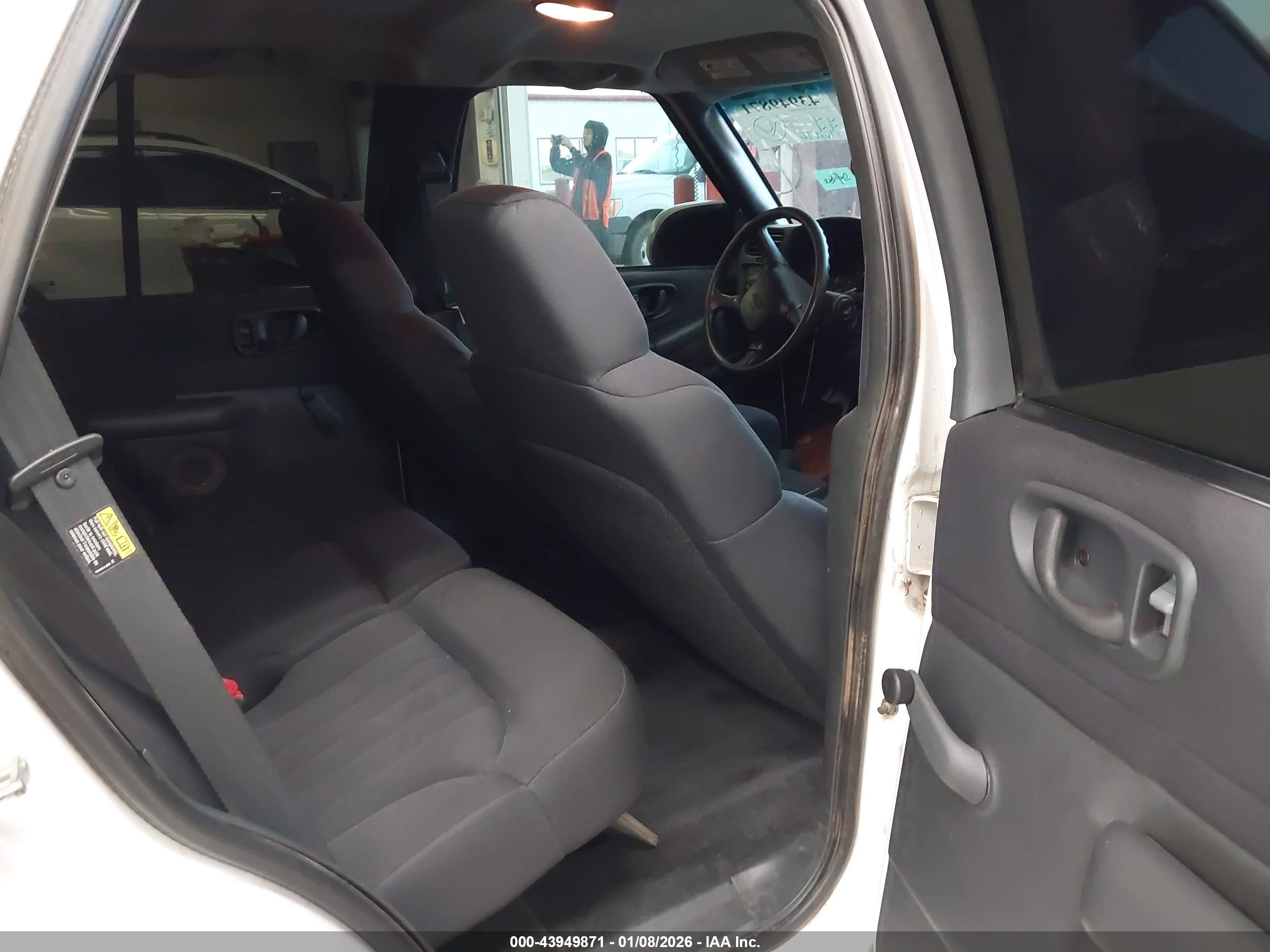 CHEVROLET BLAZER image 8