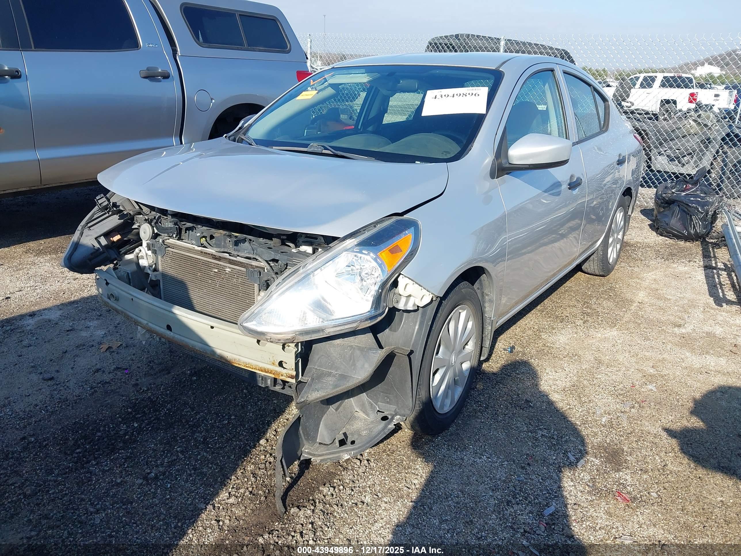 NISSAN VERSA image 2