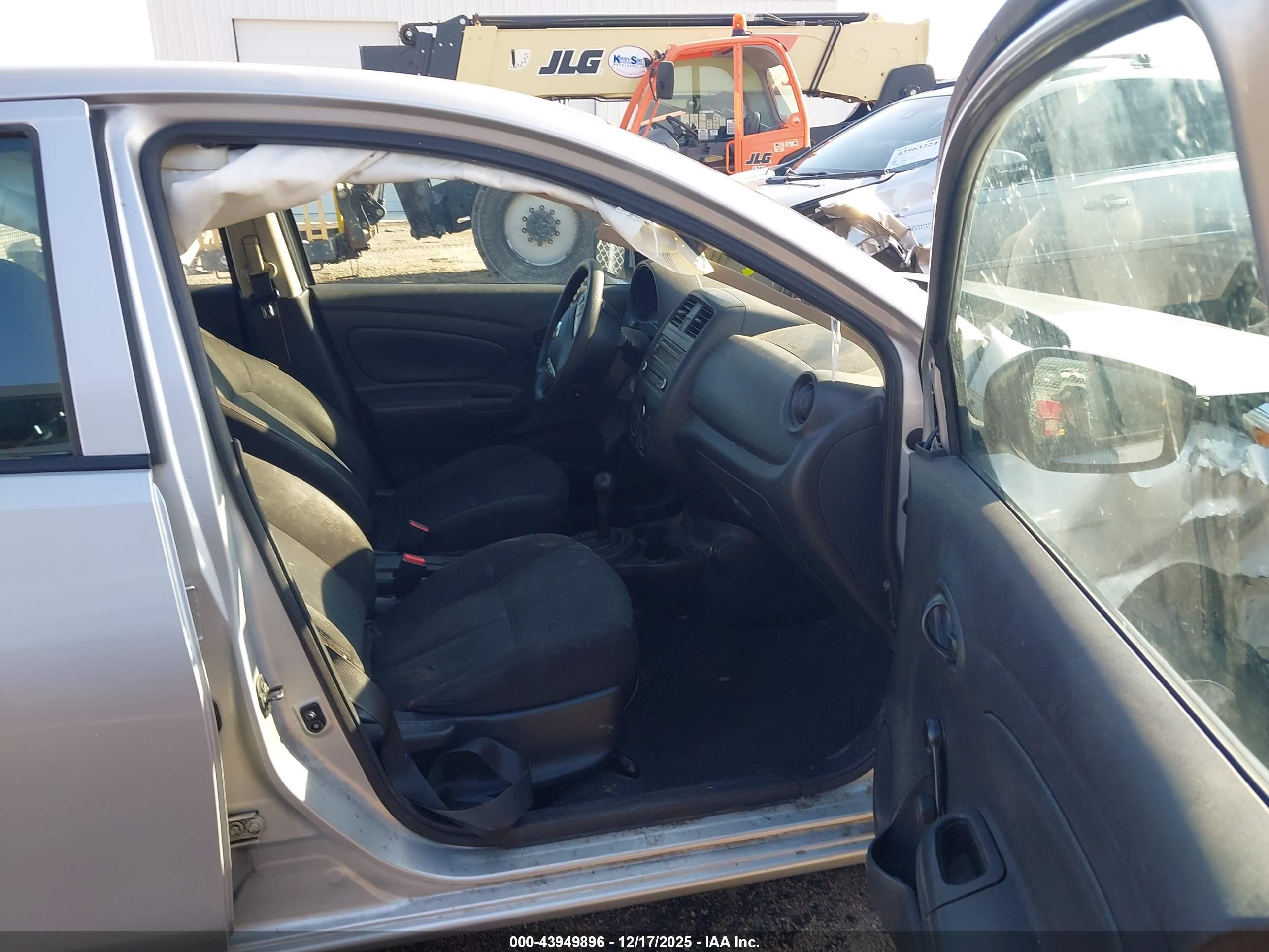 NISSAN VERSA image 5