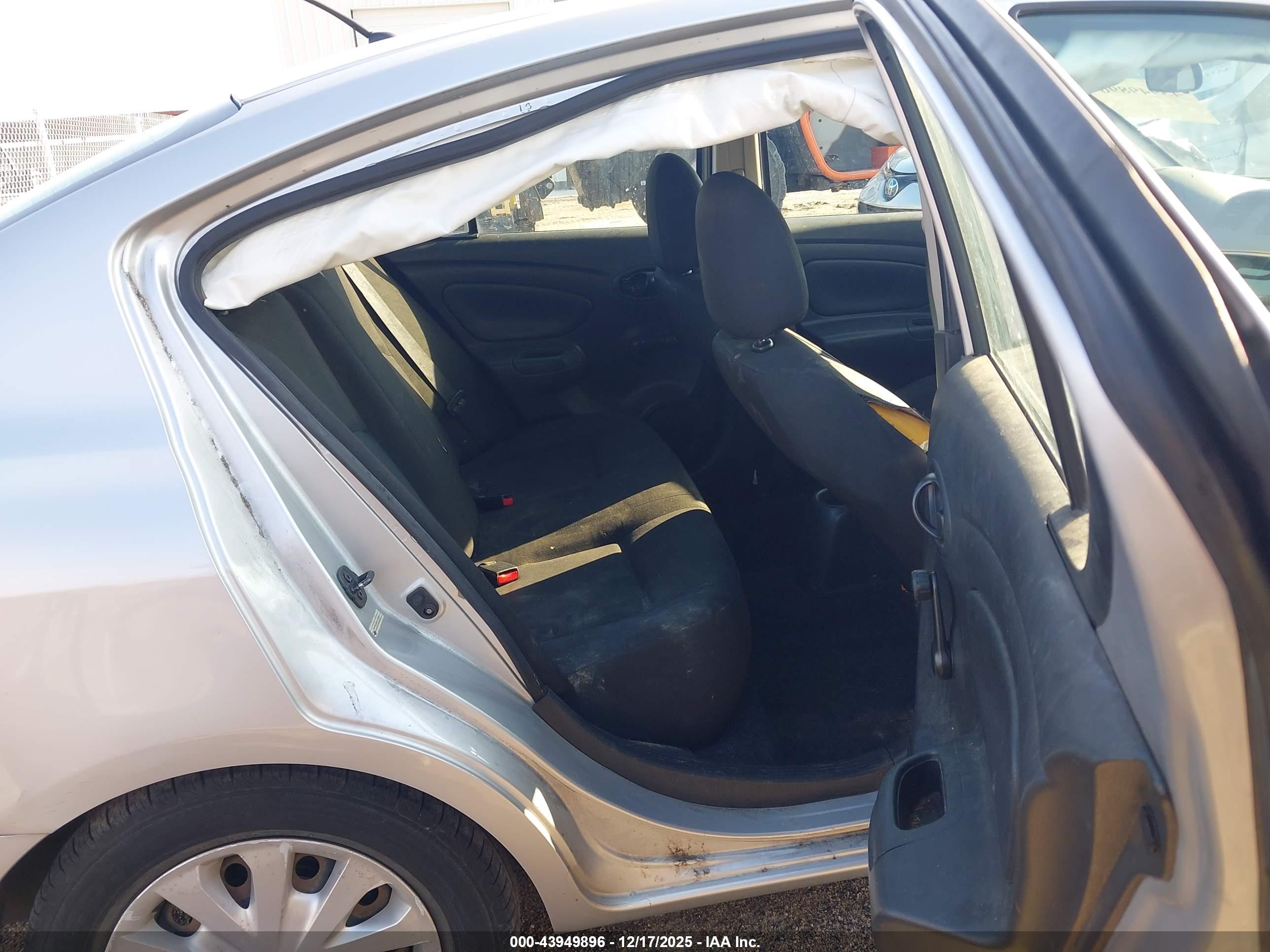 NISSAN VERSA image 8