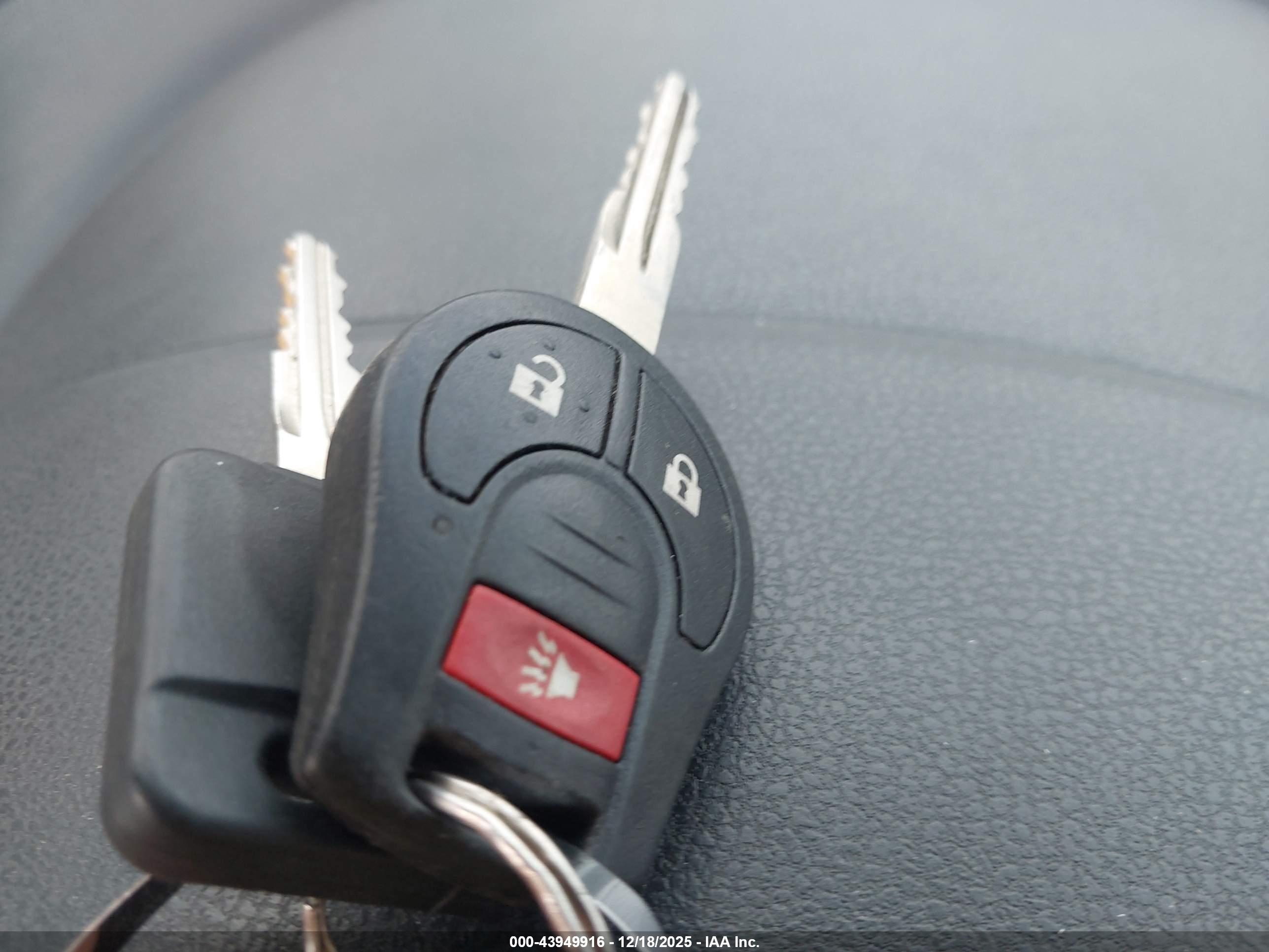 NISSAN VERSA image 11