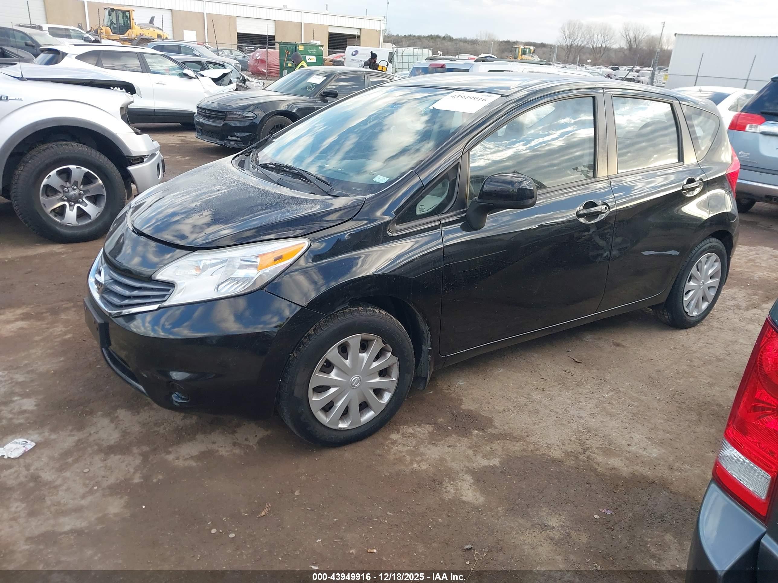 NISSAN VERSA image 2