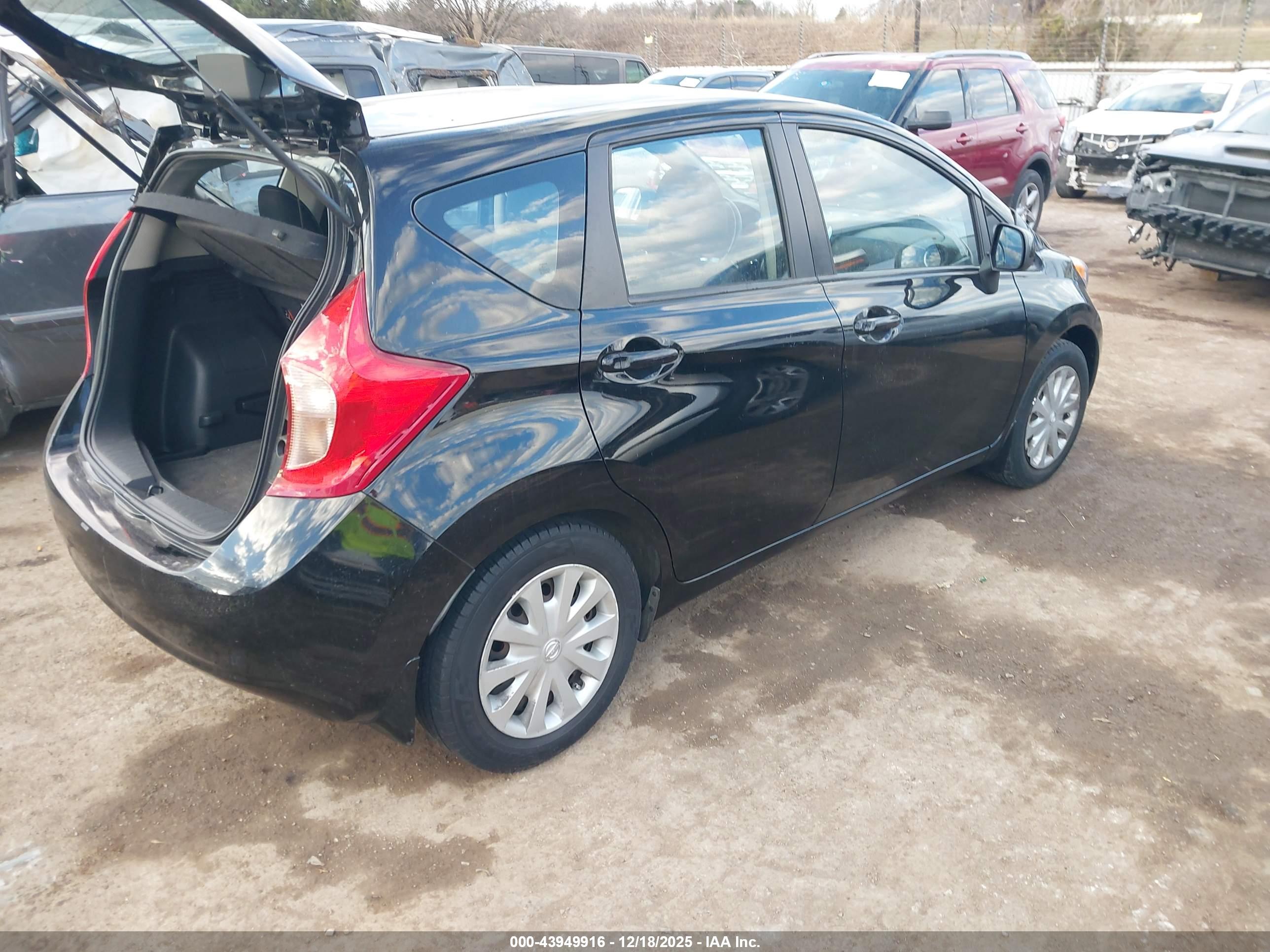 NISSAN VERSA image 4