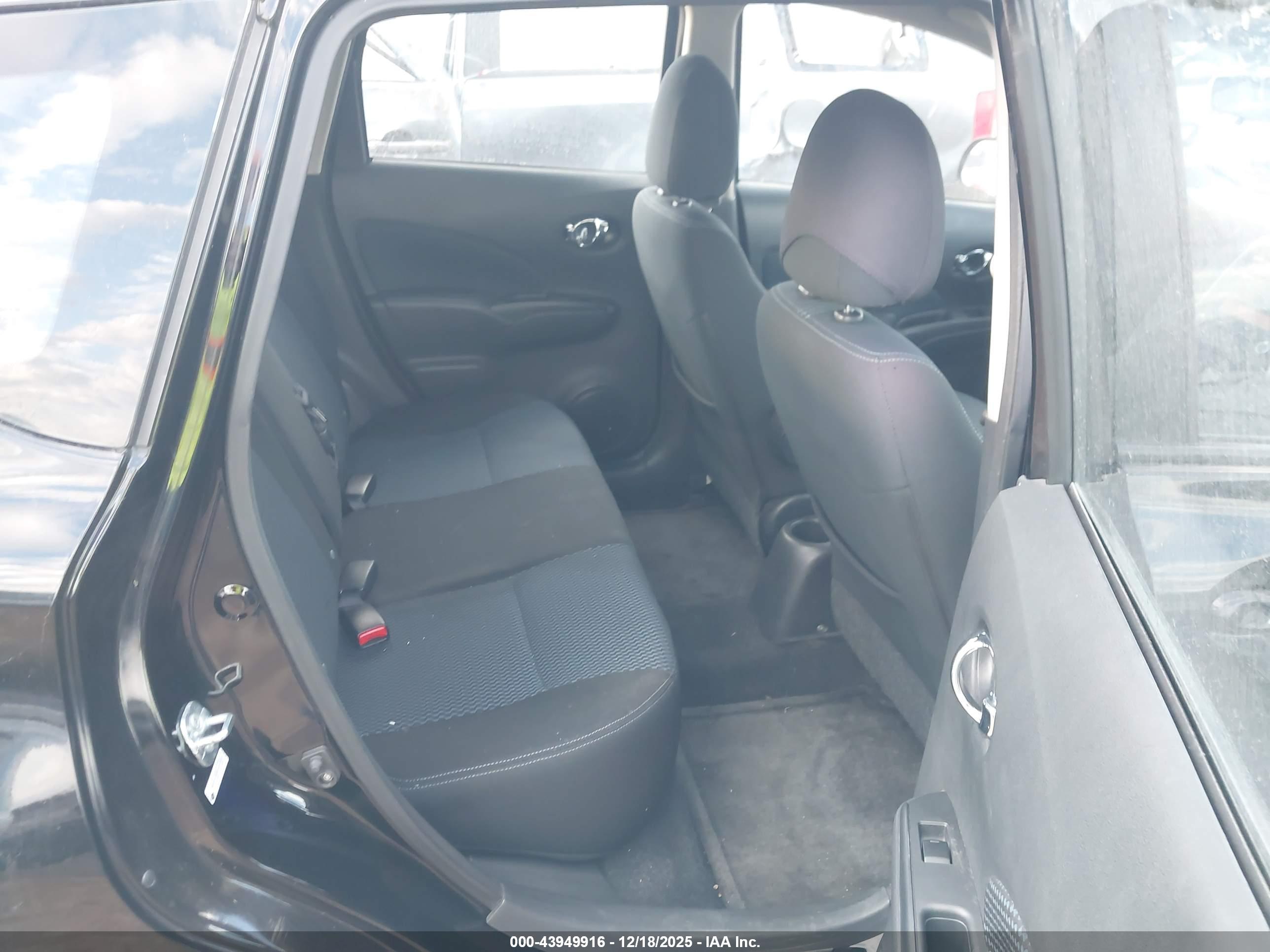 NISSAN VERSA image 8