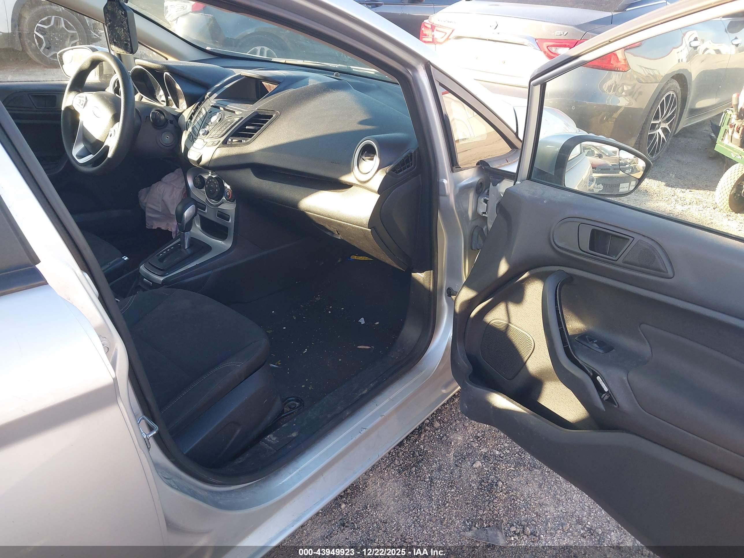 FORD FIESTA image 5