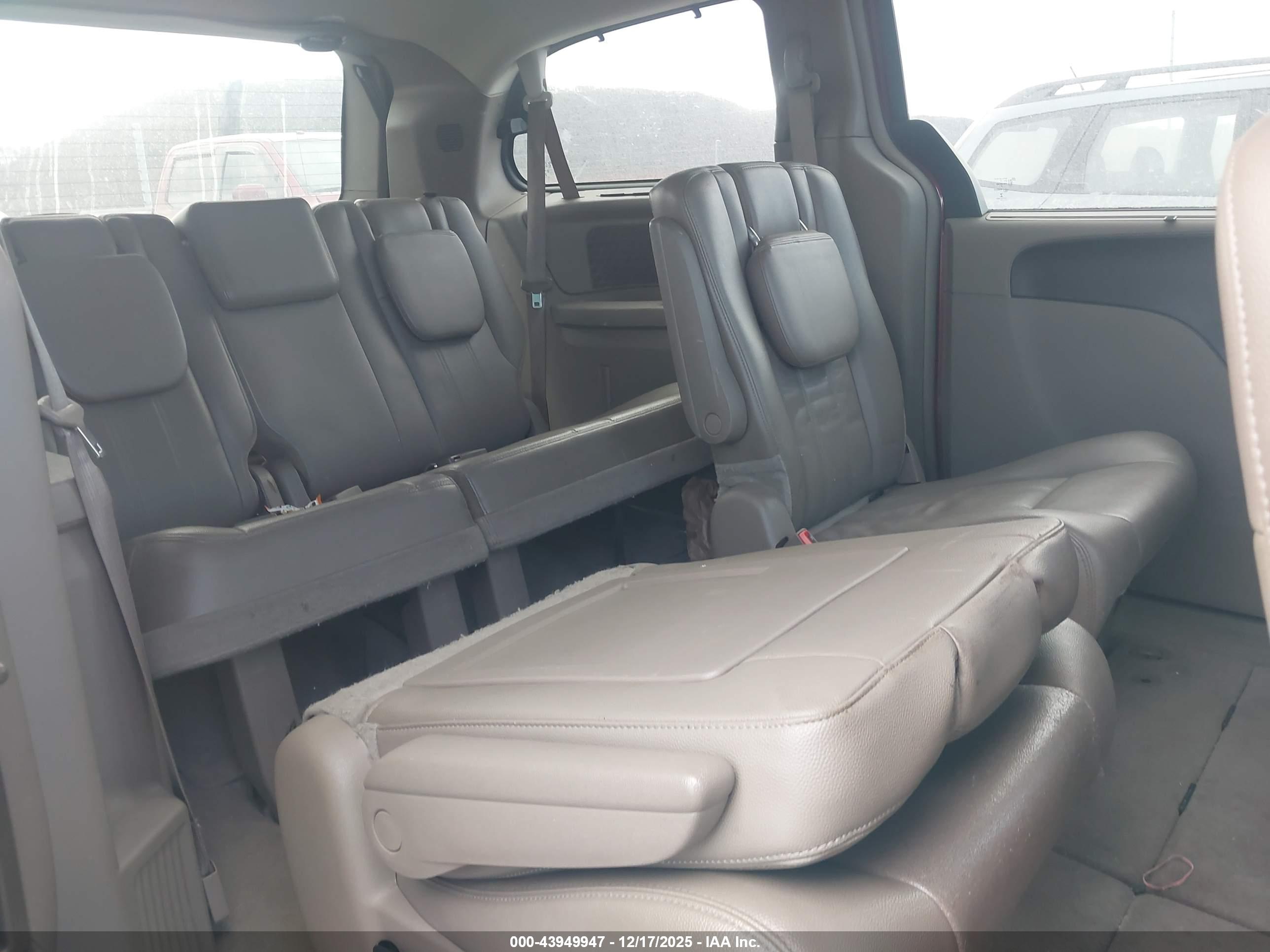 CHRYSLER TOWN image 8