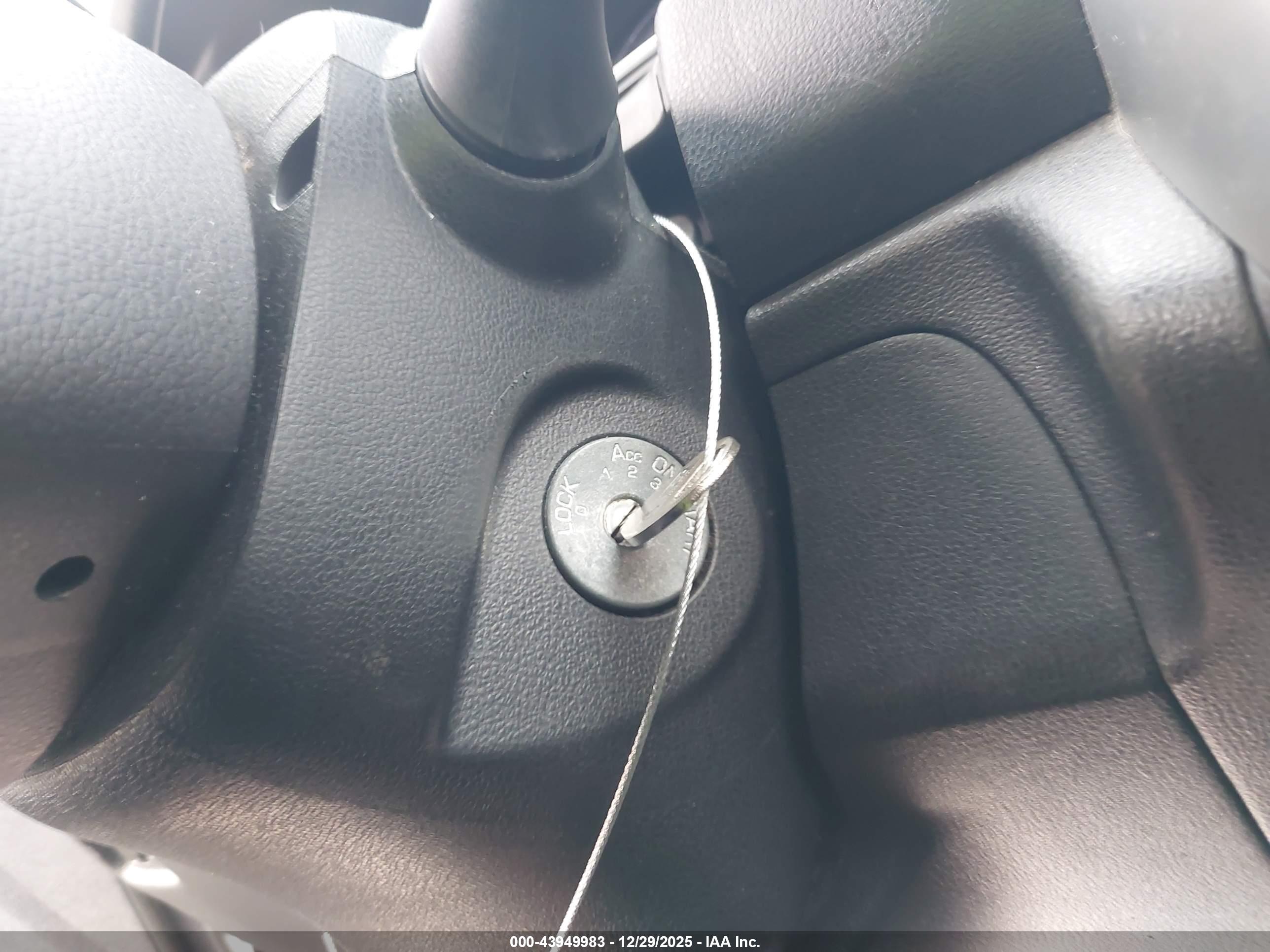 NISSAN VERSA image 11