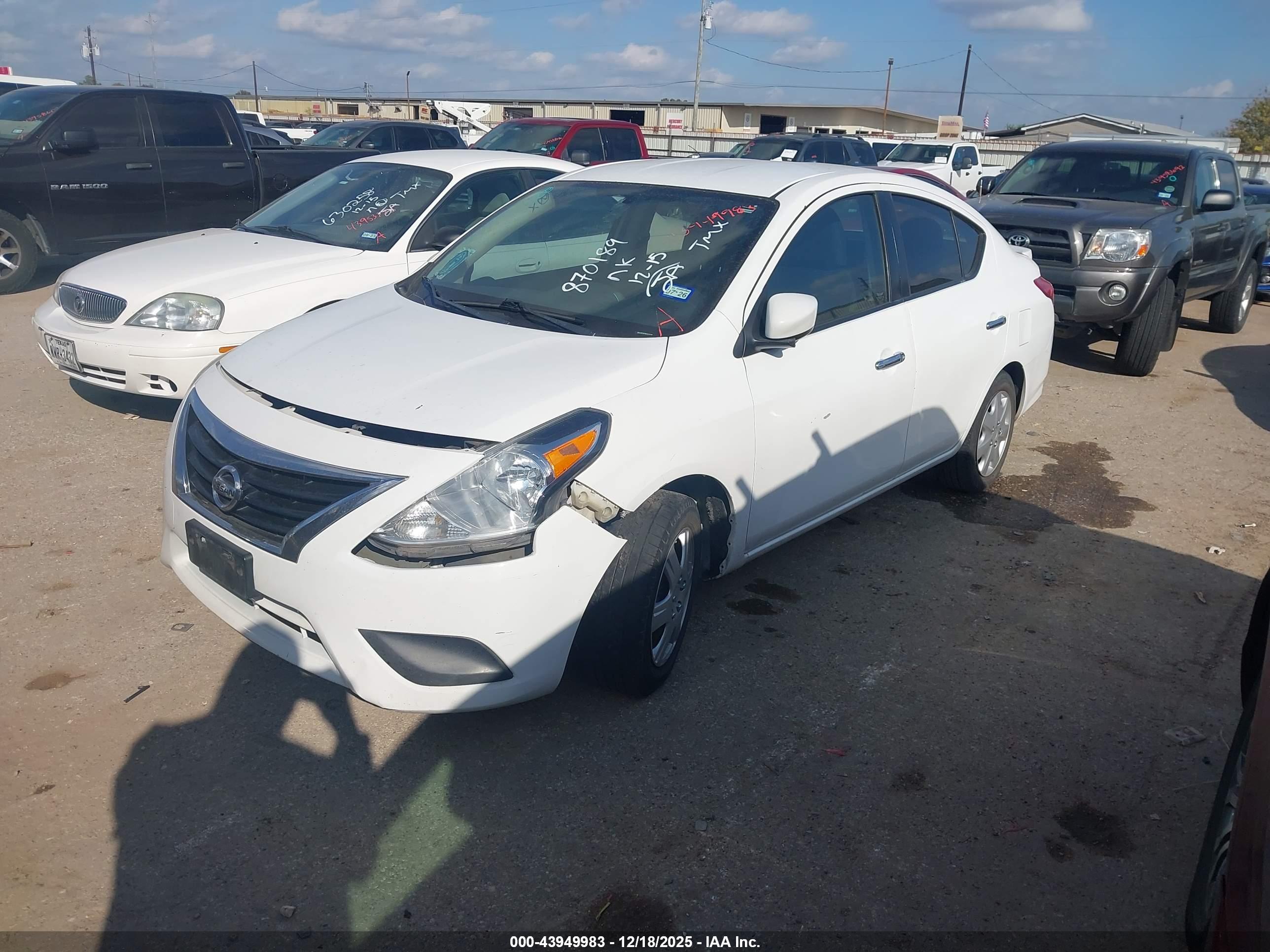 NISSAN VERSA image 2