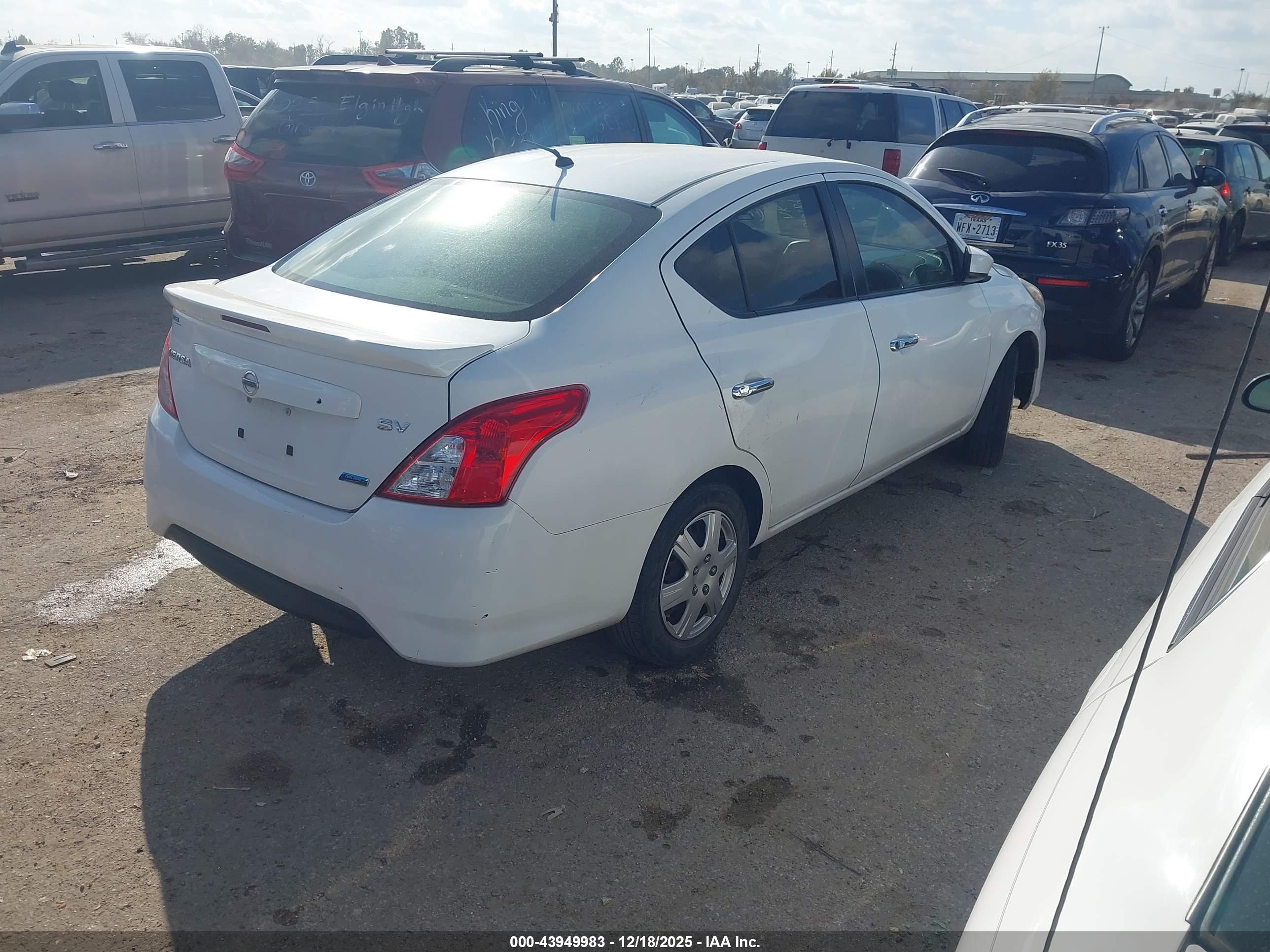 NISSAN VERSA image 4