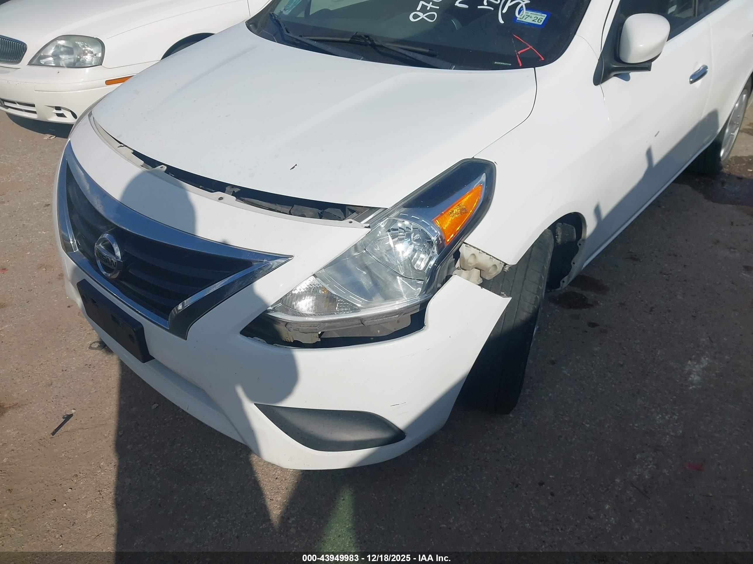 NISSAN VERSA image 6